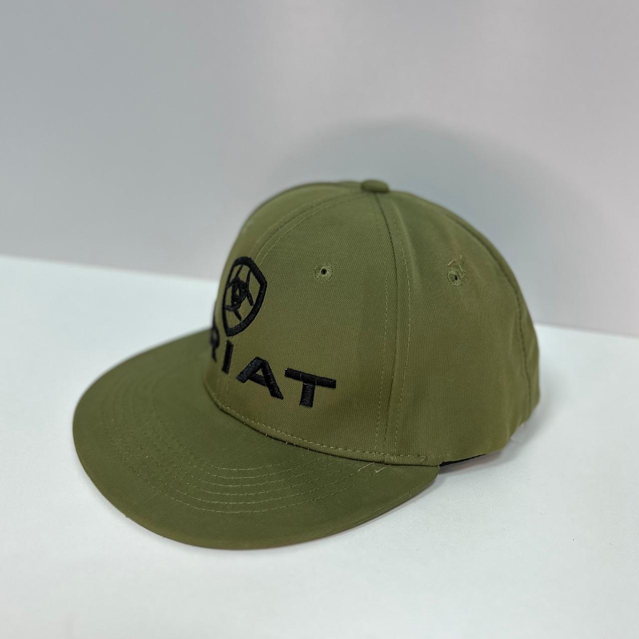 Gorra plana Ariat 🐂 color verde militar y logo bordado en color negro (ver descripción)