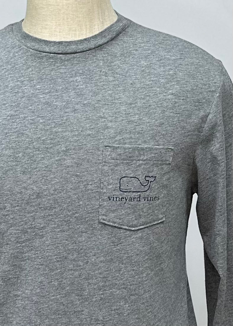 Camiseta cuello redondo Vineyard Vines 🐳 color gris oscuro con Diseño de ballena en bolsillo Talla Medium