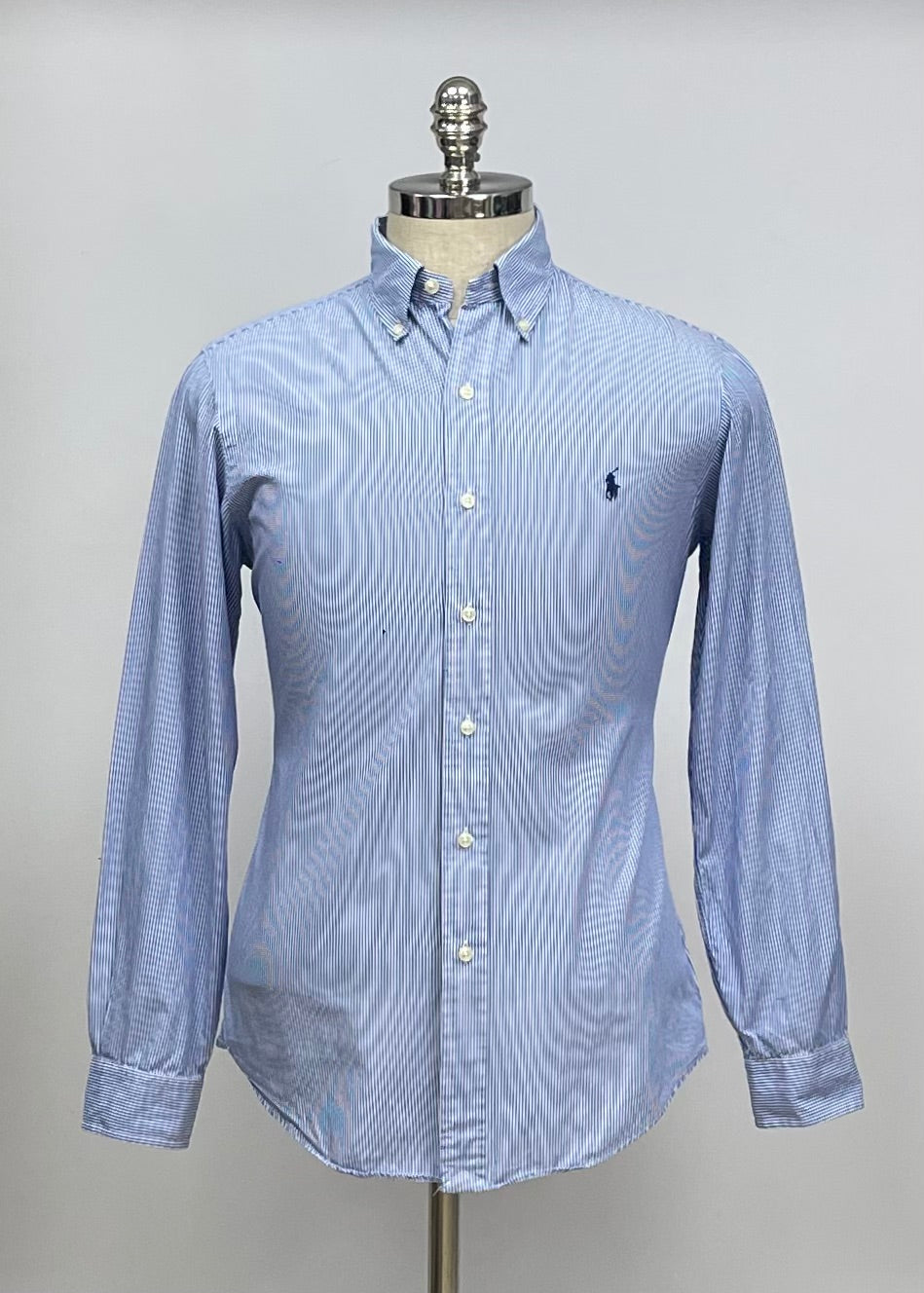 Camisa Polo Ralph Lauren 🏇🏼 con patron de finas rayas azul y blanco Talla S Entalle Regular (ver descripción)