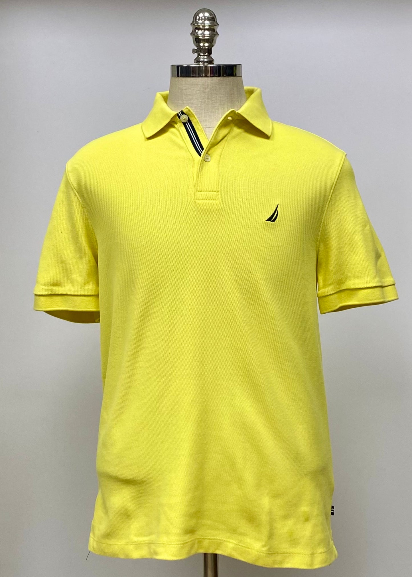 Camiseta Polo Nautica ⚓️ Performance color amarillo intenso Talla M Entalle Clásico