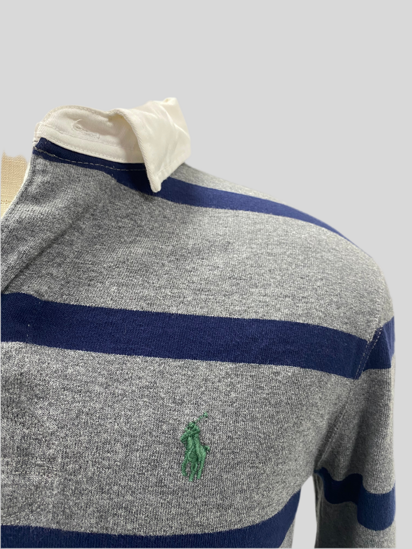 Camiseta Polo Ralph Lauren 🏇🏼color gris oscuro y rayas en azul navy Talla S Entalle Clásico