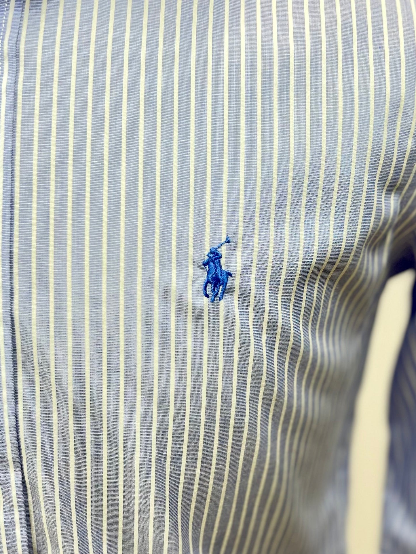 Camisa Polo Ralph Lauren 🏇🏼 con patrón de rayas en celeste y blanco Talla S Entalle Regular