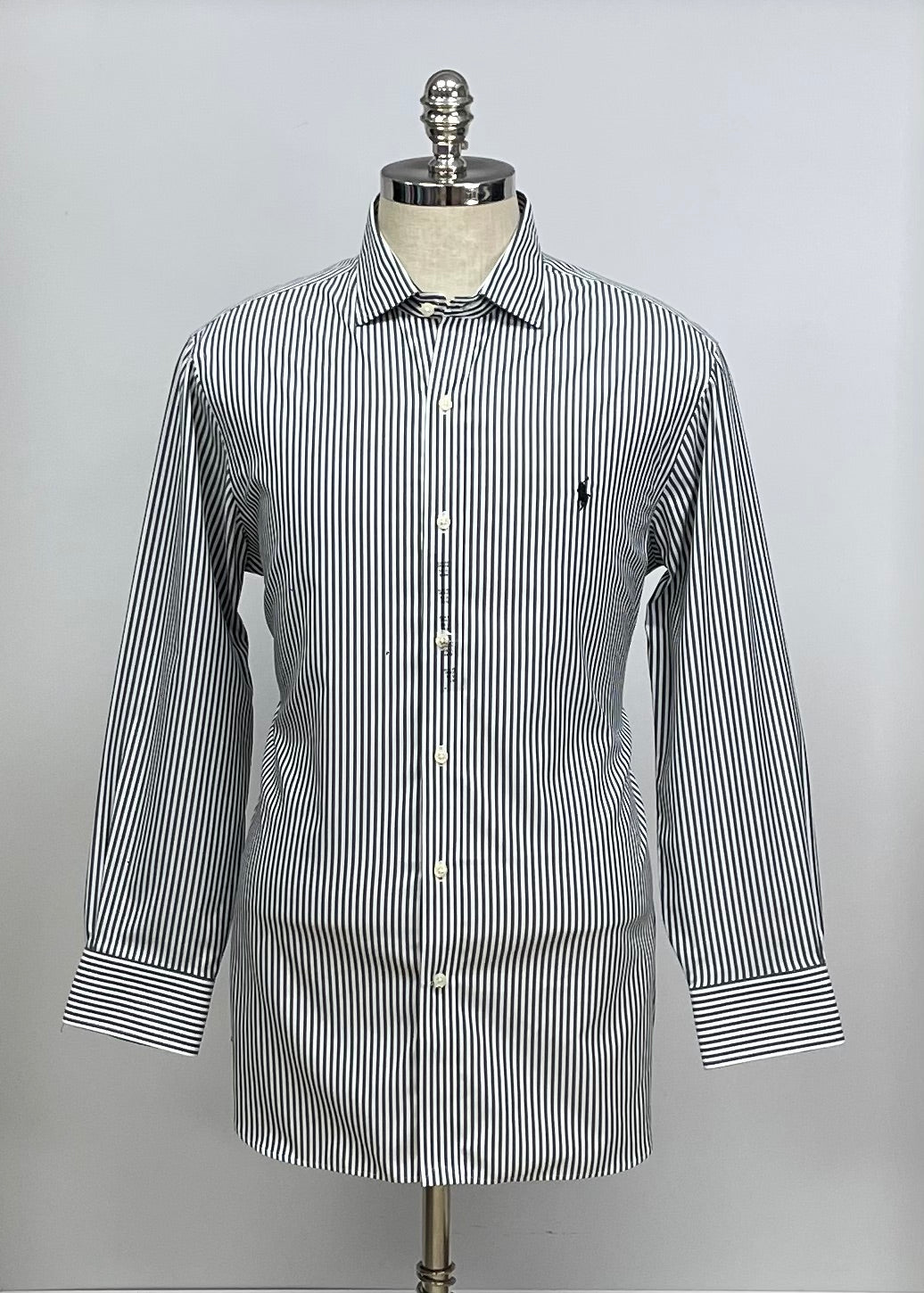 Camisa Polo Ralph Lauren 🏇🏼 color blanco con patron de rayas finas en color gris oscuro Talla L Entalle Slim Fit