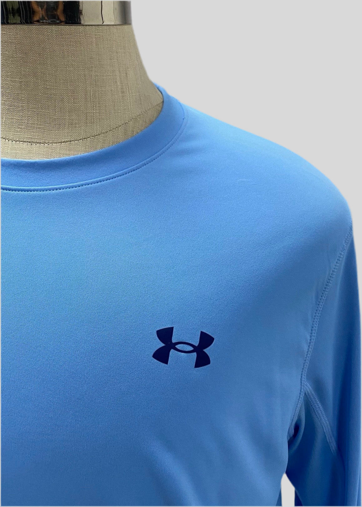 Camiseta cuello redondo Under Armour 🏋🏽 color celeste manga larga Talla XL