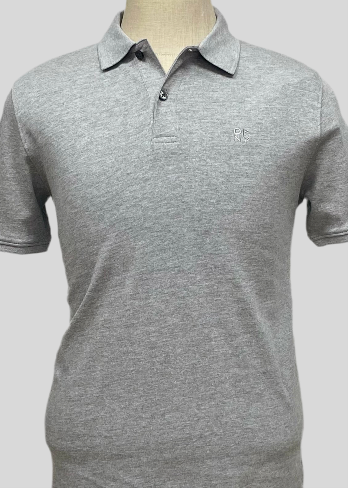 Camiseta Polo Donna Karan DKNY color gris claro Talla Small Entalle Regular