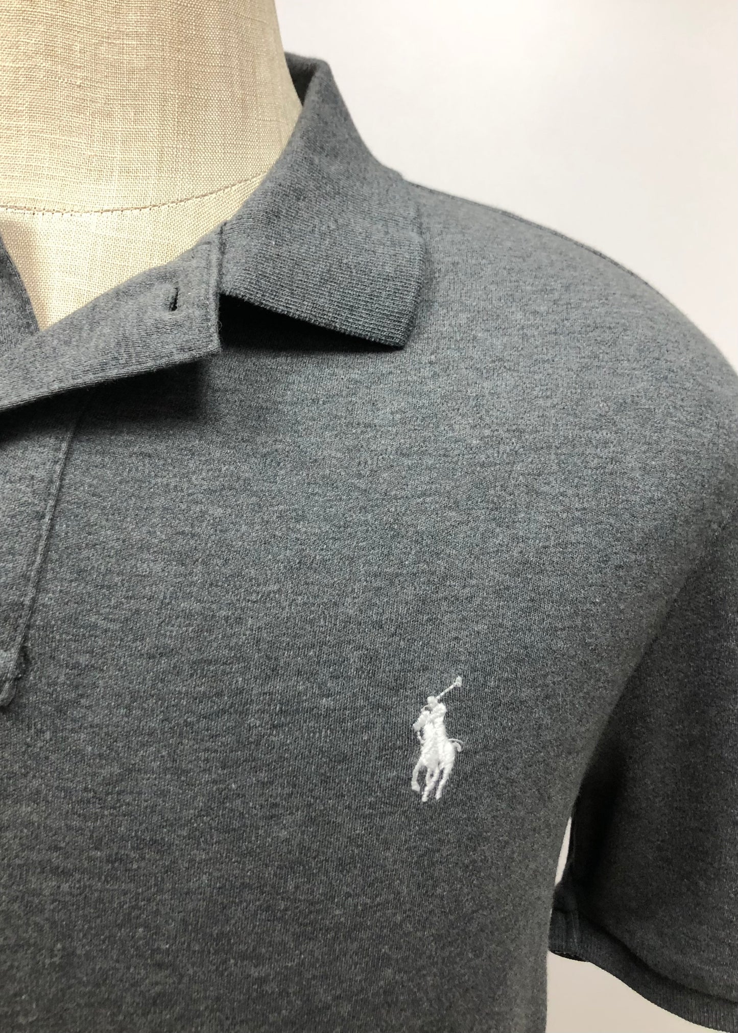 Camiseta Polo Ralph Lauren 🏇🏼 color gris oscuro con Talla L Entalle Regular (ver descripción)