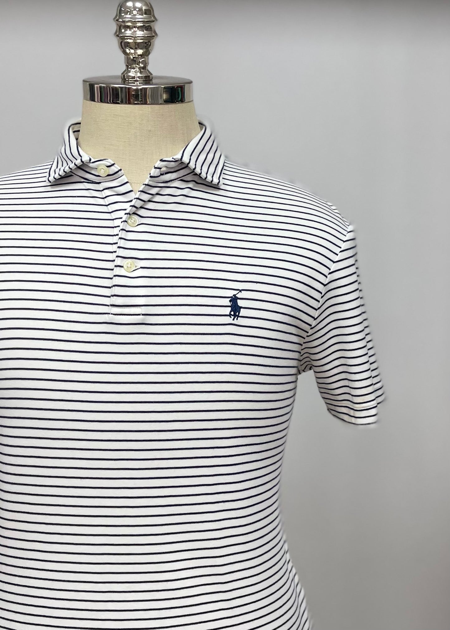 Camiseta Polo Ralph Lauren 🏇🏼color blanco con patrón de rayas en color negro Talla M Entalle Regular