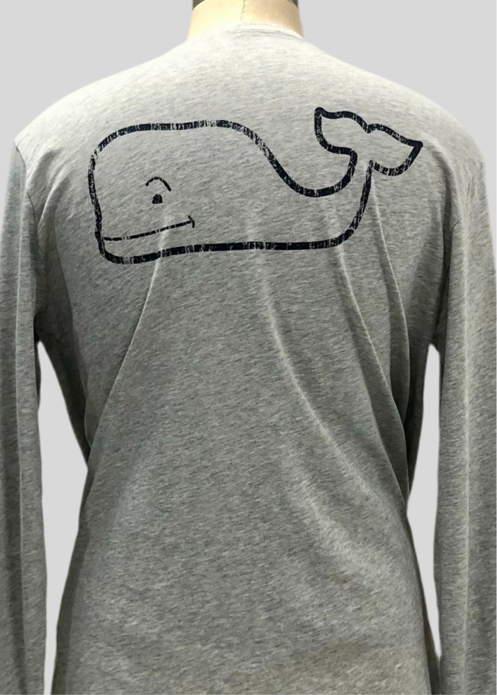 Camiseta cuello redondo Vineyard Vines 🐳 color gris claro con Diseño de ballena en azul navy Talla M