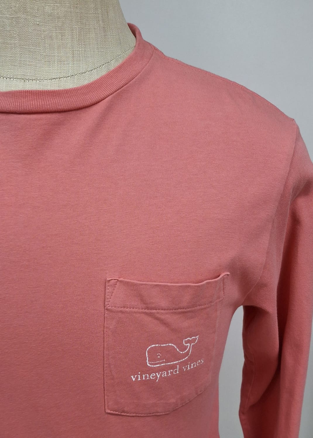 Camiseta de bolsillo Vineyard Vines 🐳 color rosado con Diseño de ballena en blanco Talla S