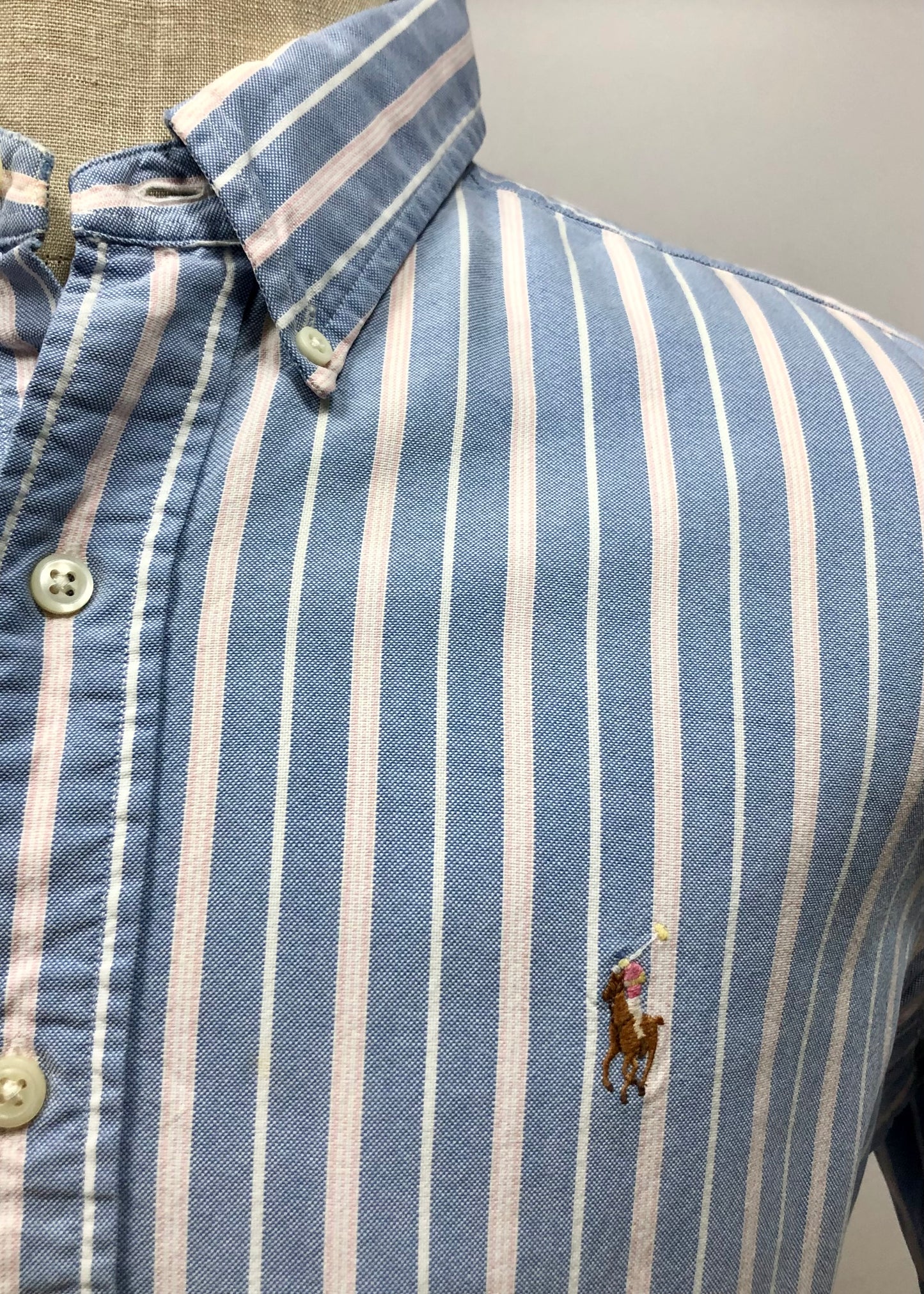 Camisa Polo Ralph Lauren 🏇🏼 Oxford con patron de rayas en color celeste, rosado y blanco Talla L Entalle Regular