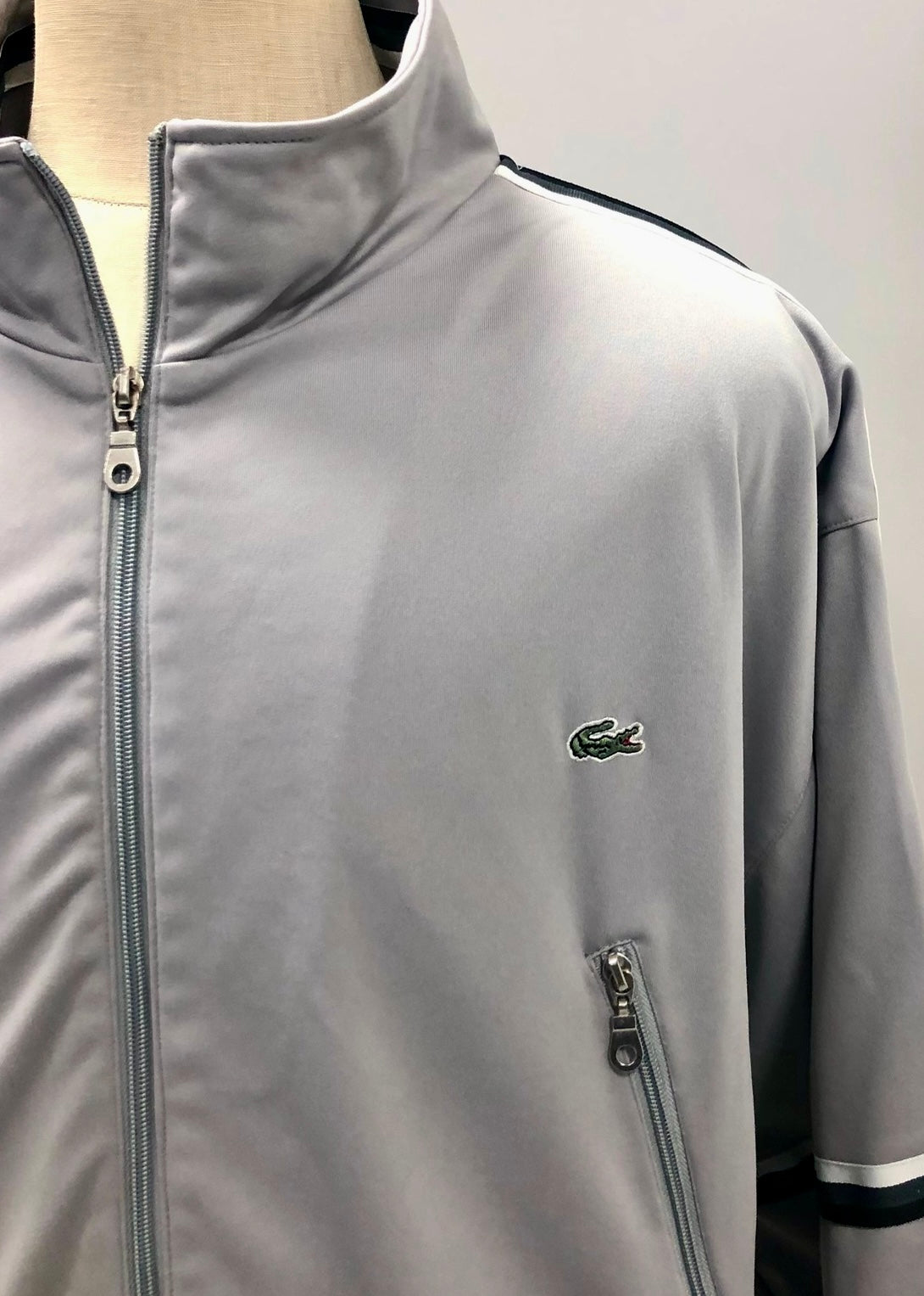 Jacket Lacoste 🐊 color gris claro con zíper completo Talla 3XL (ver descripción)