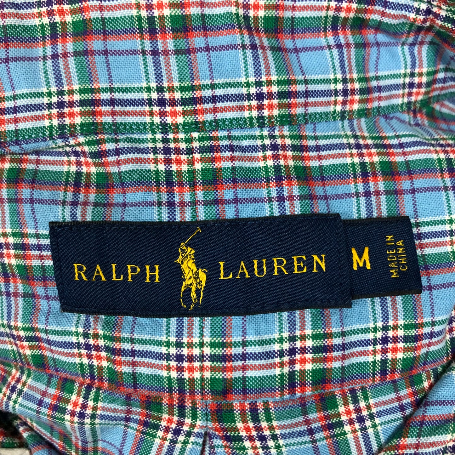 Camisa Polo Ralph Lauren 🏇🏼 color celeste con patron de cuadros en rojo y verde Talla M Entalle Regular