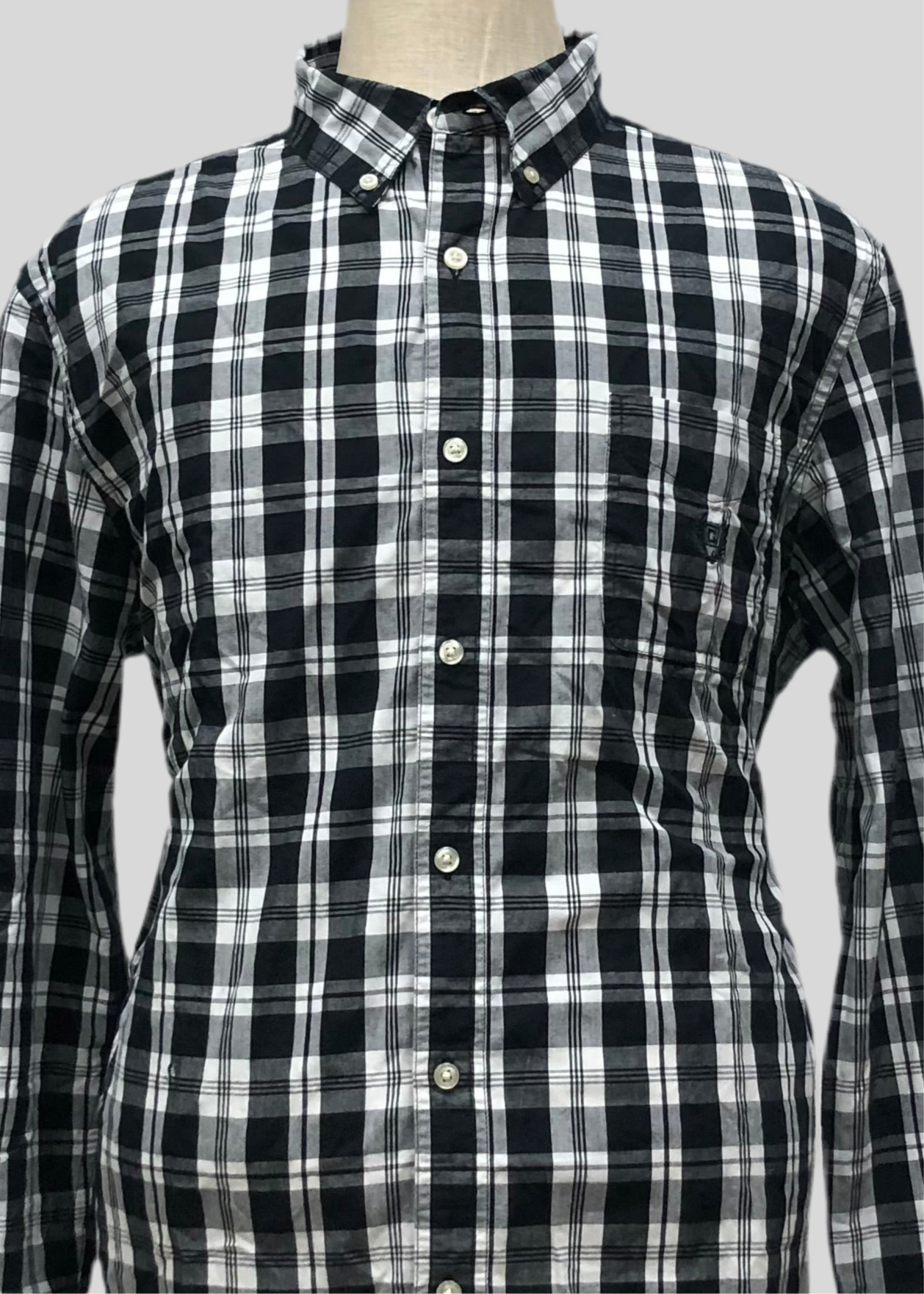 Camisa de botones Chaps con patron de cuadros en negro y blanco Talla XL Entalle Regular