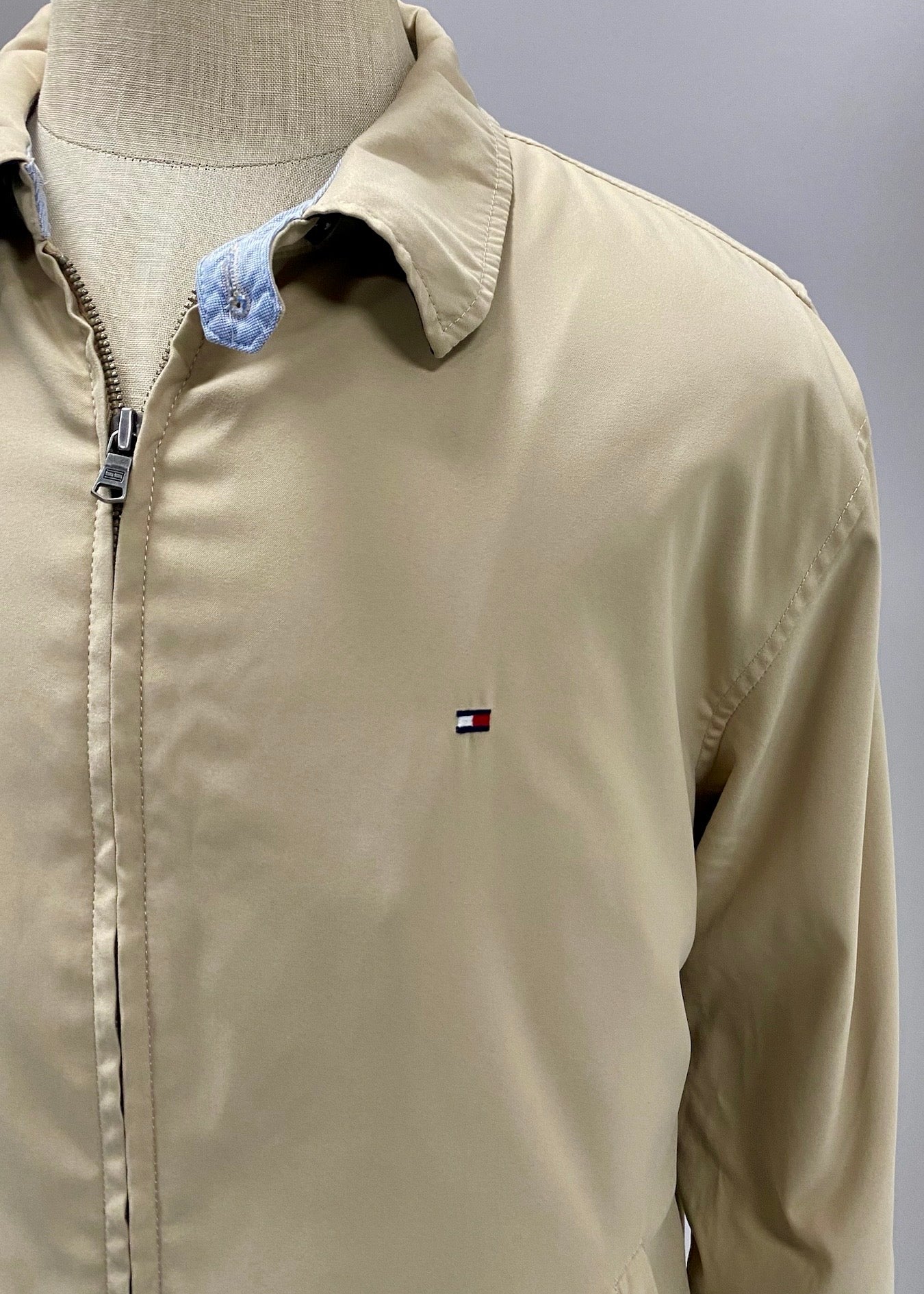Chaqueta Tommy Hilfiger 🇺🇸 color beige y logo tradicional Talla XL