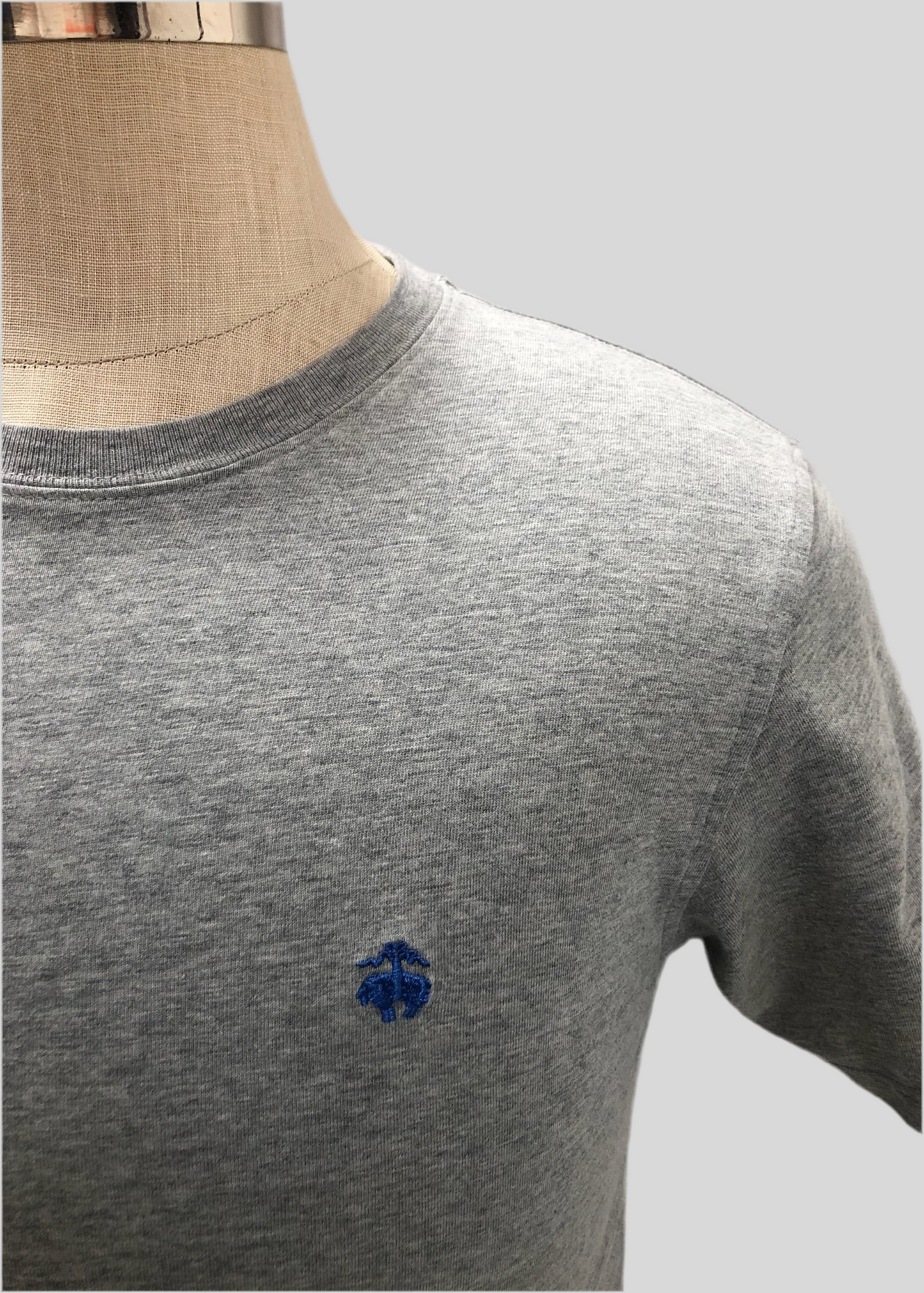Camiseta cuello redondo Brooks Brothers 🐑 color gris y logo azul Talla Small (ver descripción)