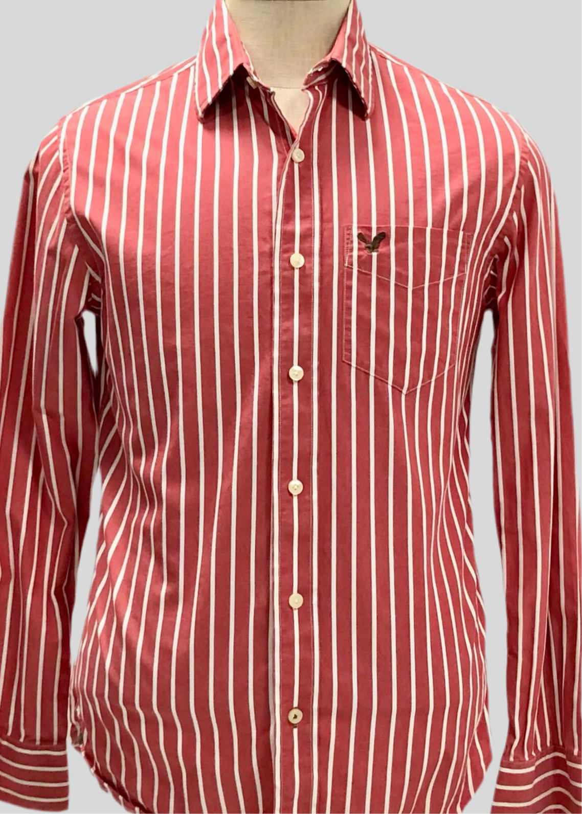 Camisa de botones American Eagle 🦅 de rayas en color rojo y blanco Talla S Entalle Regular