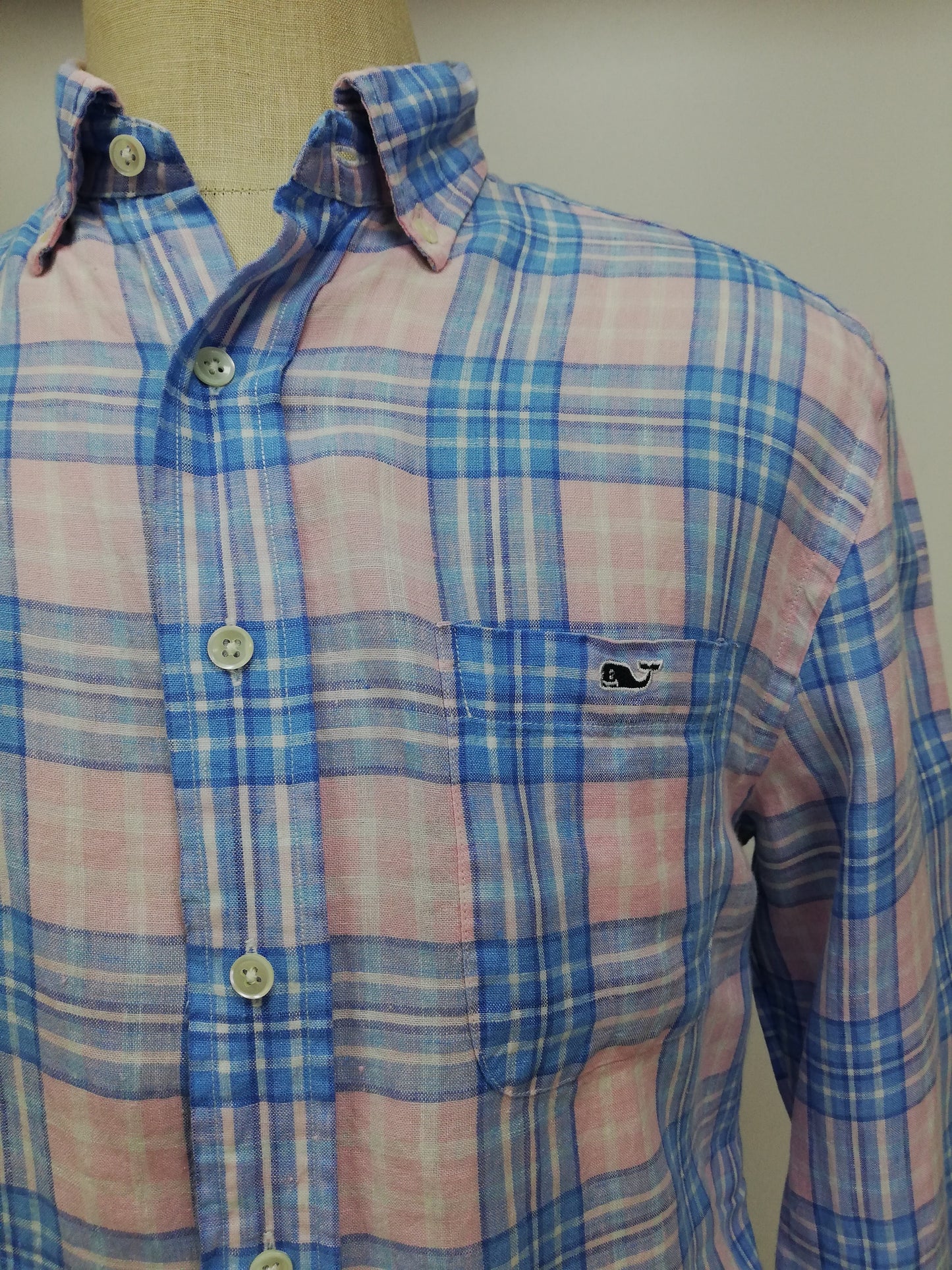 Camisa de botones Vineyard Vines 🐳 De Lino color rosado con patrón de cuadros en azul y blanco Talla M Entalle Clásico
