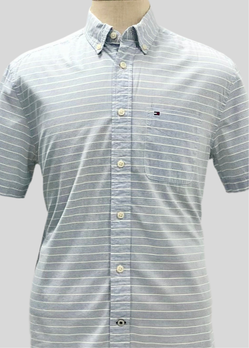 Camisa Tommy Hilfiger 🇺🇸 con patrón de rayas en azul y blanco Talla M Entalle Clásico