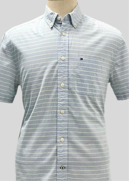 Camisa Tommy Hilfiger 🇺🇸 con patrón de rayas en azul y blanco Talla M Entalle Clásico