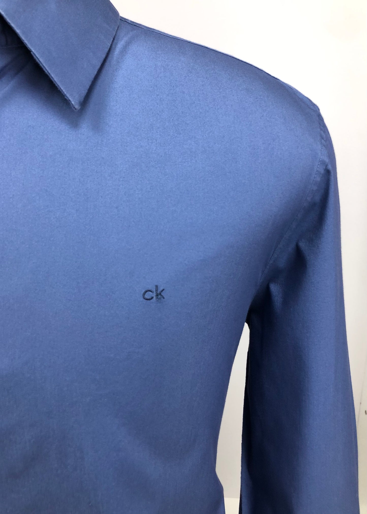 Camisa de botones Calvin Klein 🇺🇸 de color azul grisáceo Talla L Entalle Regular