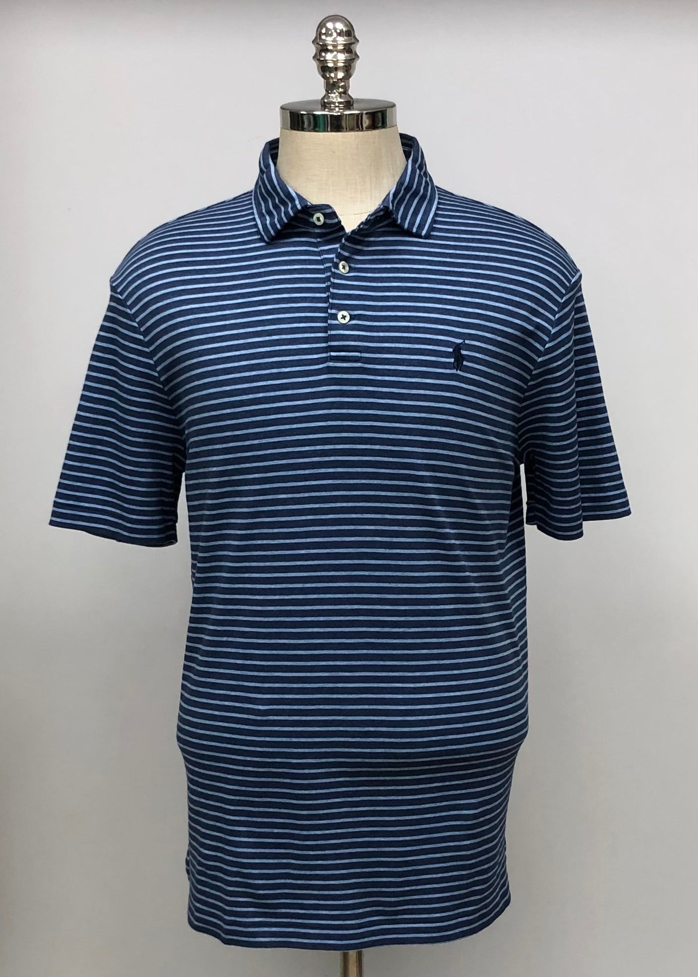 Camiseta Polo Ralph Lauren 🏇🏼 Con patrón de rayas color azul navy y celeste Talla L Entalle Clásico