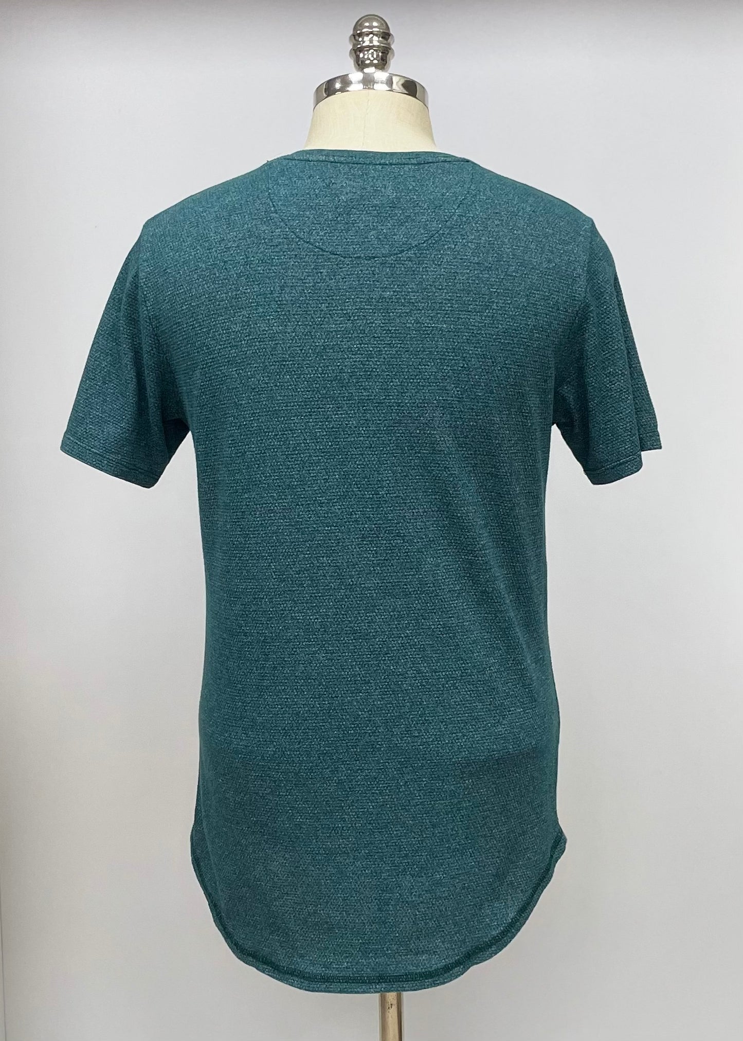 Camiseta Henley con botones marca On the byas 🇺🇸 color verde oscuro Talla M