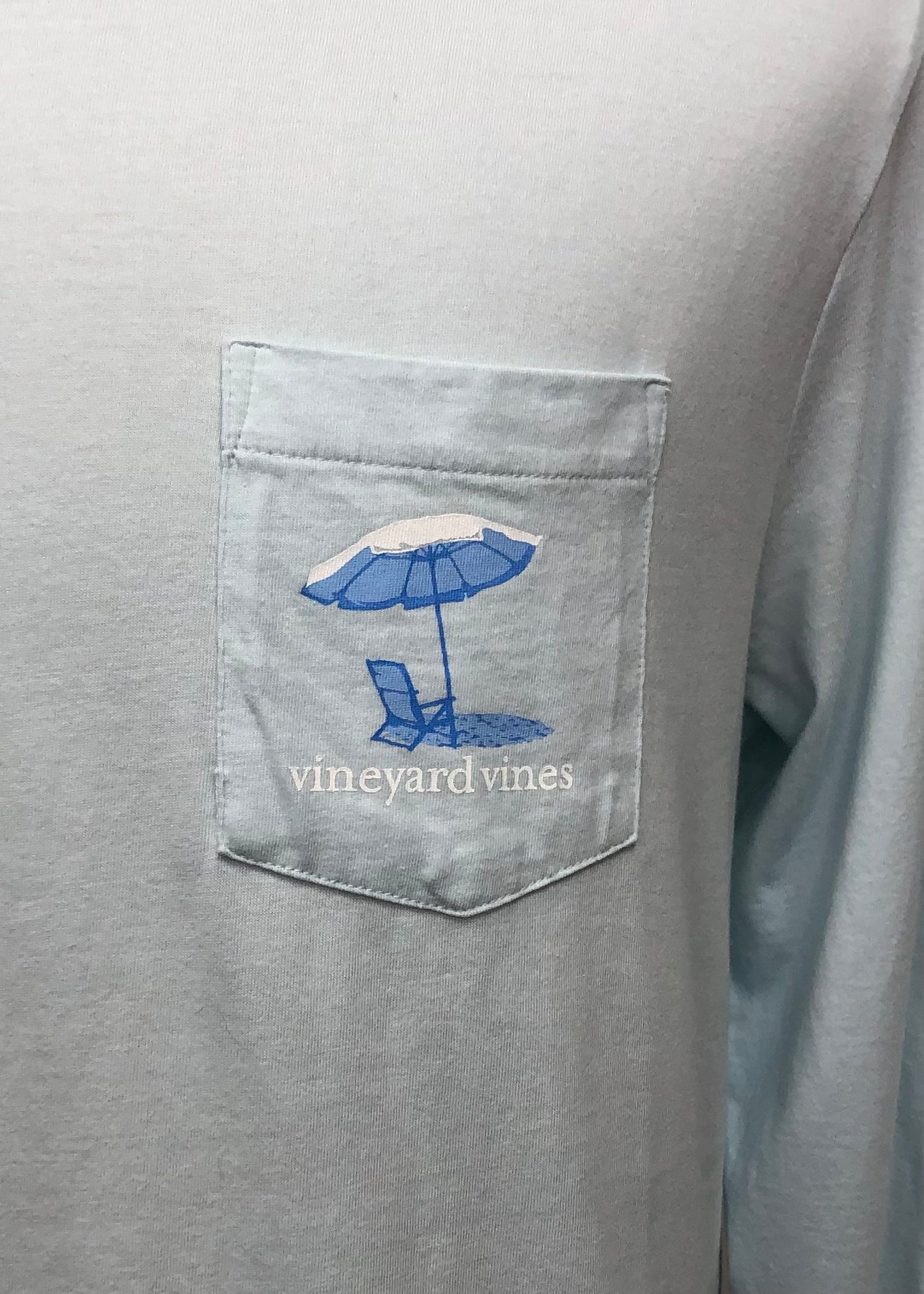 Camiseta cuello redondo Vineyard Vines 🐳 color celeste claro con Diseño de Paraguas en bolsillo Talla Medium