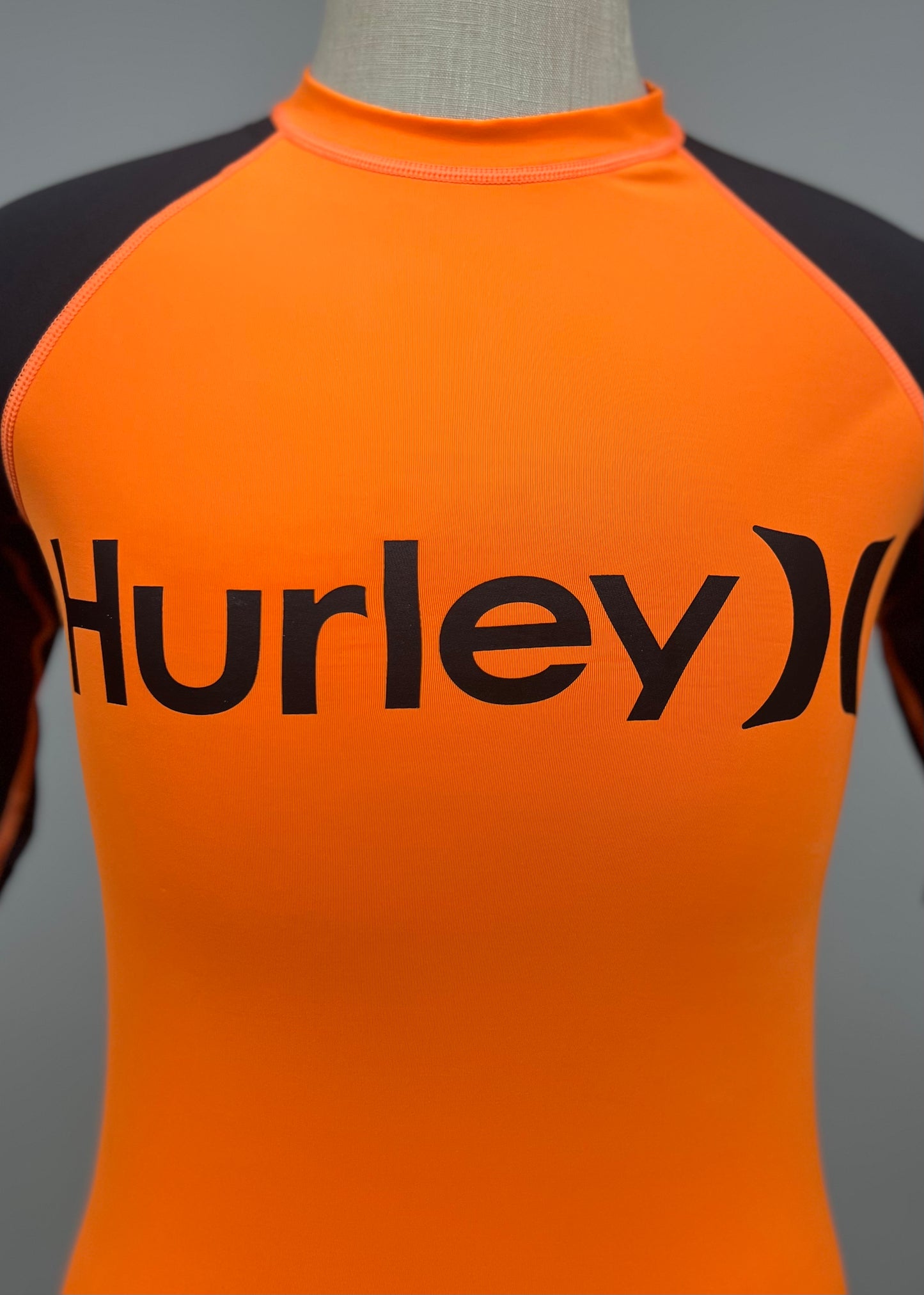 Camiseta de baño Hurley 🏄🏽‍♂️  color negro y naranja intenso y logo en negro Talla S