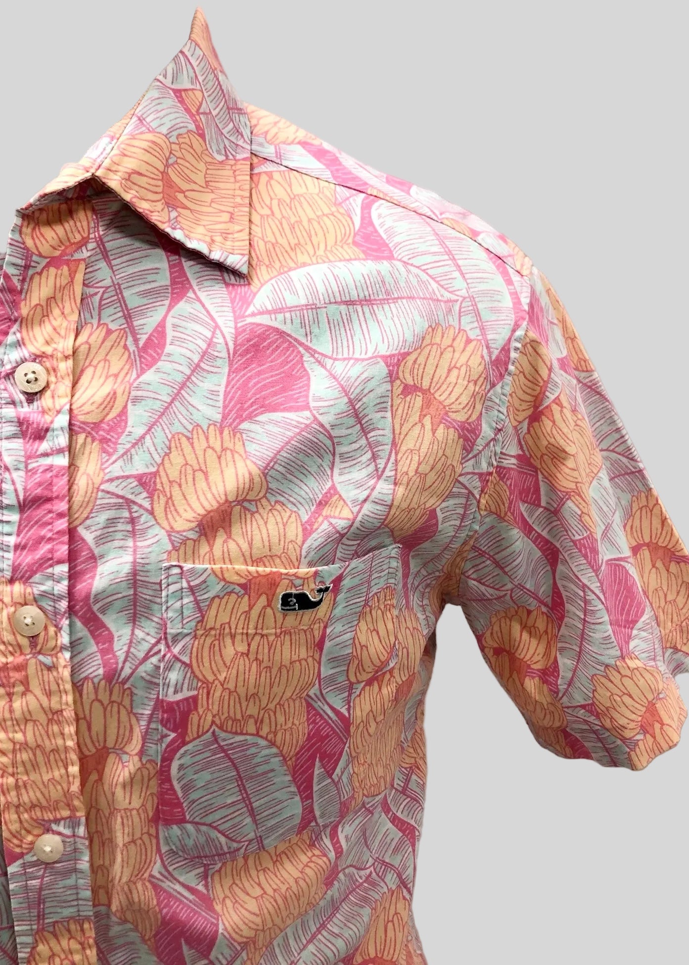 Camisa de botones Vineyard Vines 🐳 con diseño de tropical en color rosado, blanco y amarillo Talla M Entalle Regular
