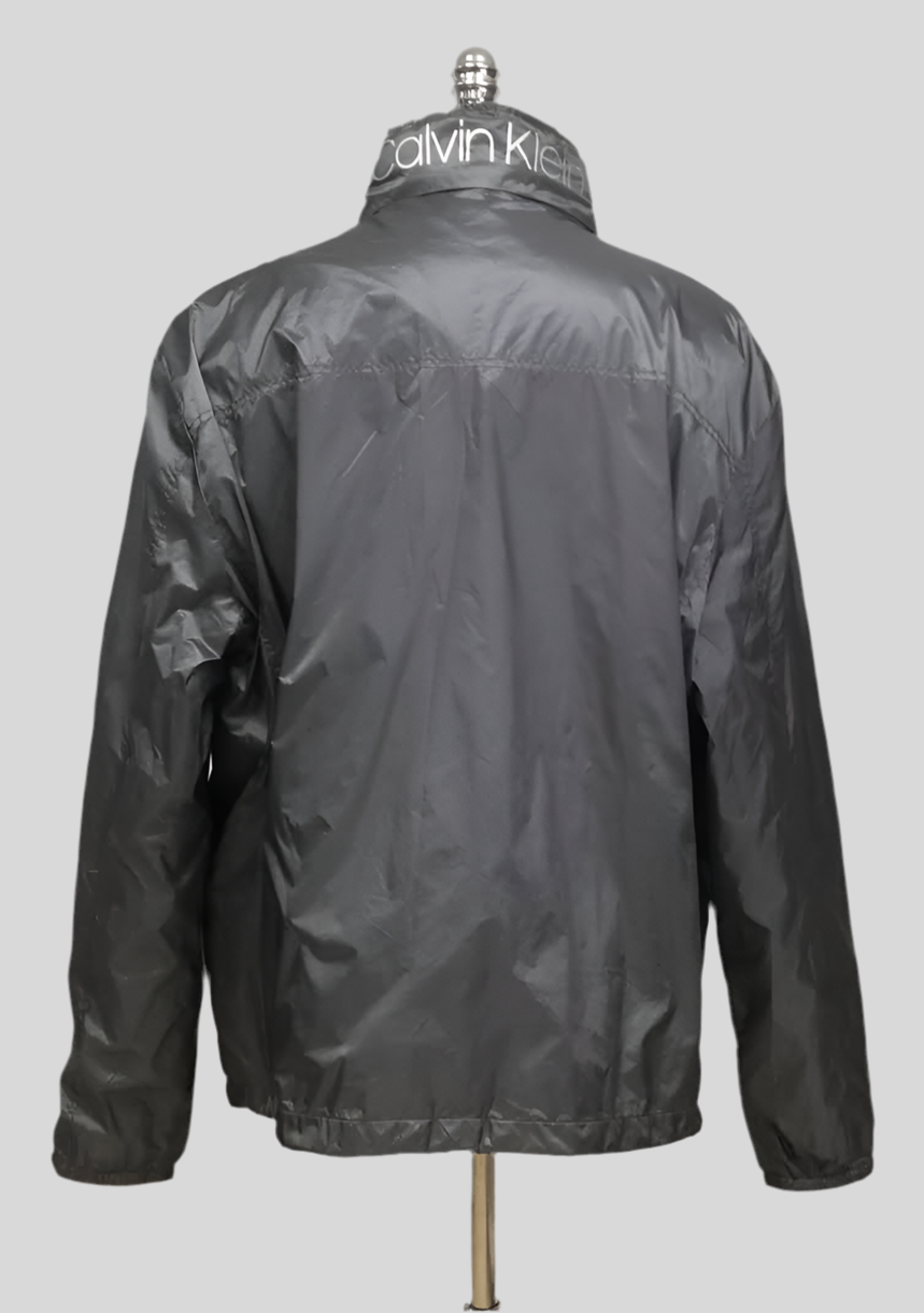 Jacket Calvin Klein color gris oscuro con zíper completo con logo en color gris claro Talla XXL