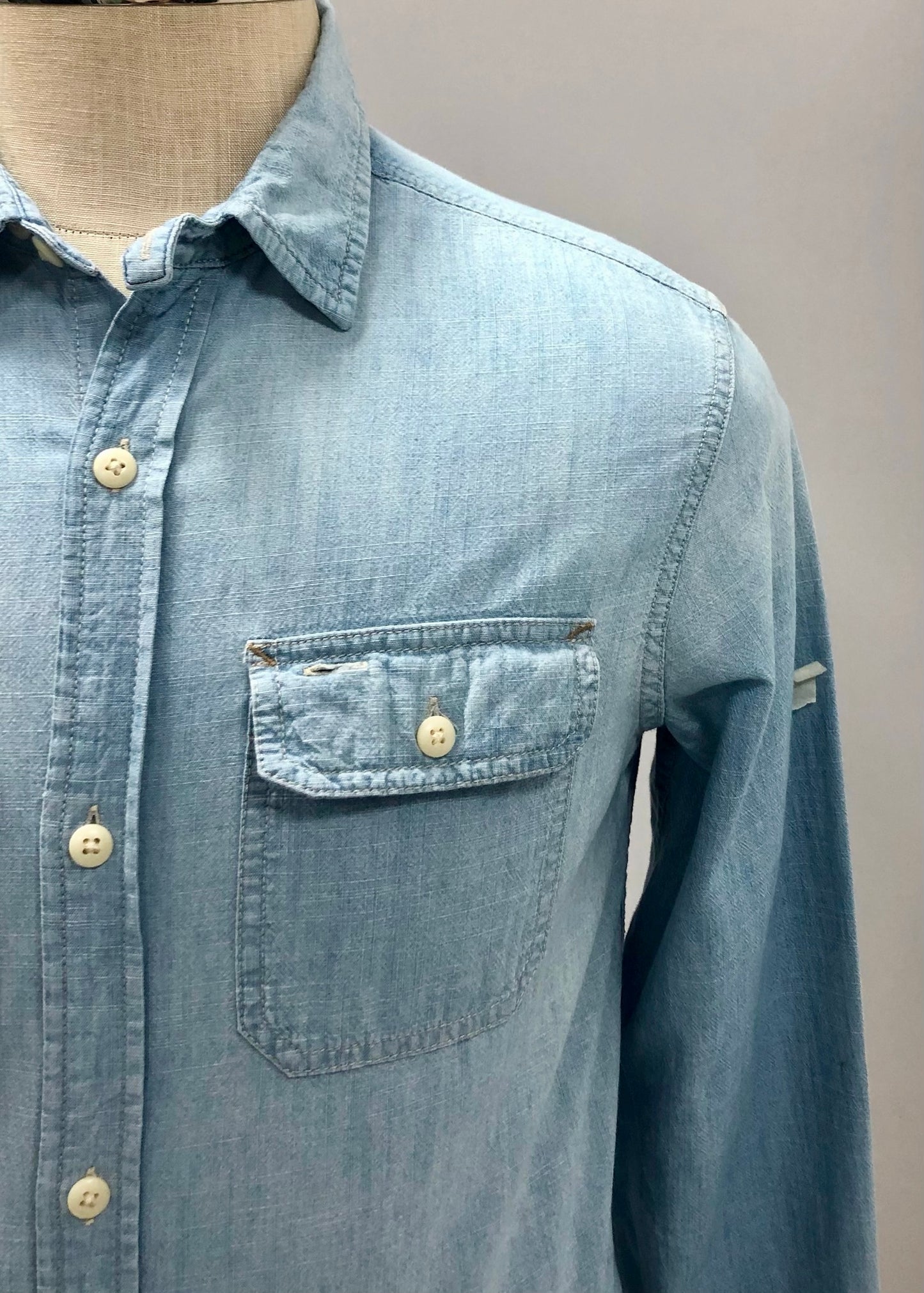 Camisa de botones American Eagle 🦅 de jeans color azul claro Talla S Entalle Clásico (ver descripción)