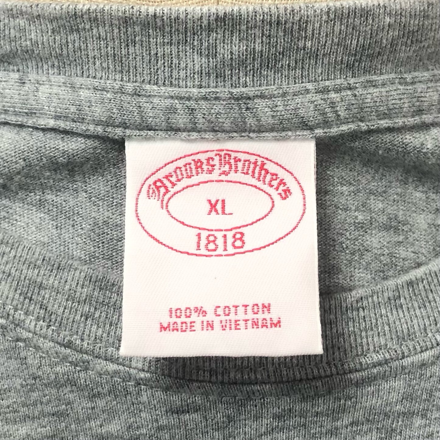 Camiseta cuello redondo Brooks Brothers 🐑 color gris claro y logo dorado Talla XL