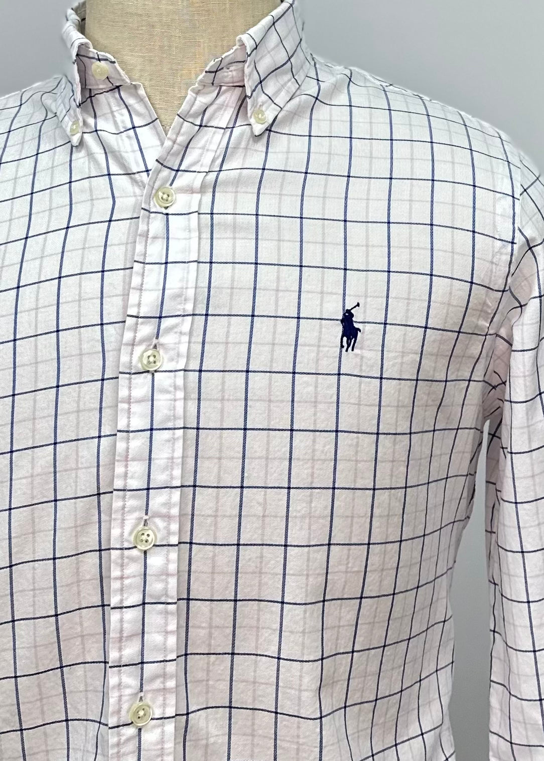 Camisa Polo Ralph Lauren 🏇🏼 color blanco con patron de cuadros en color azul y rosado Talla S Entalle Regular