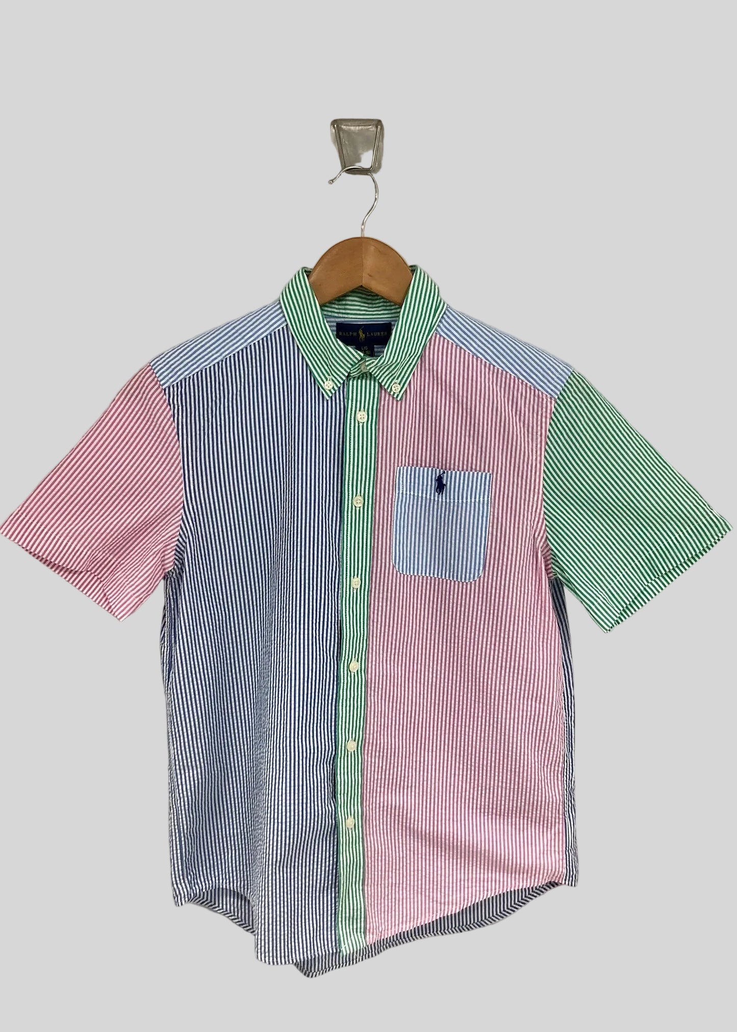 Camisa de niño Polo Ralph Lauren 🏇🏼 Seersucker de rayas en verde claro, rosado y azul Talla L (14-16) Entalle Regular