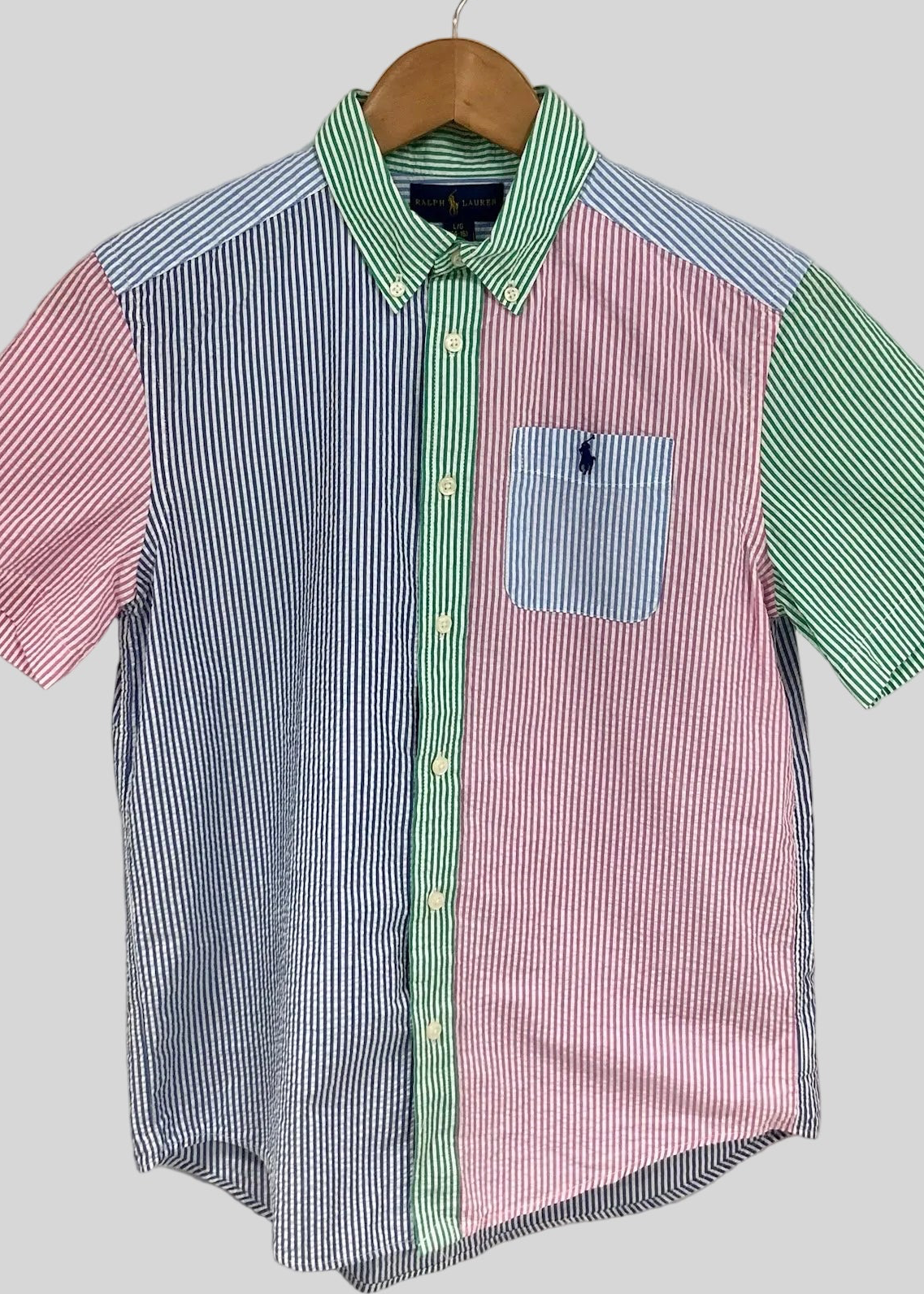 Camisa de niño Polo Ralph Lauren 🏇🏼 Seersucker de rayas en verde claro, rosado y azul Talla L (14-16) Entalle Regular