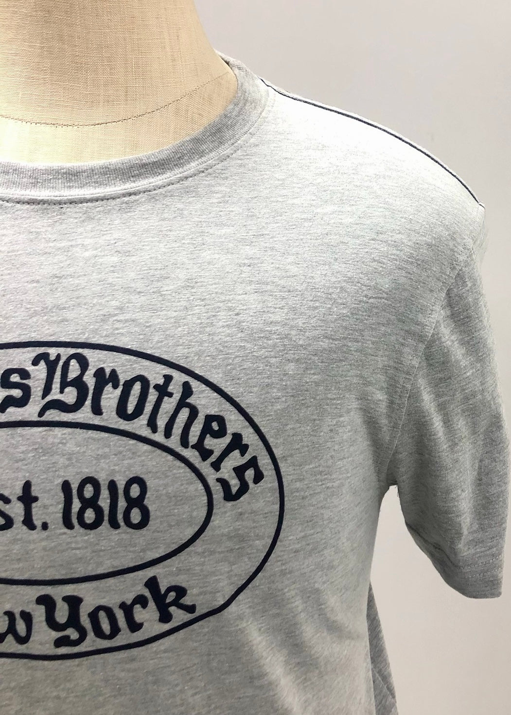 Camiseta cuello redondo Brooks Brothers 🐑 color gris claro y logo en azul navy Talla S