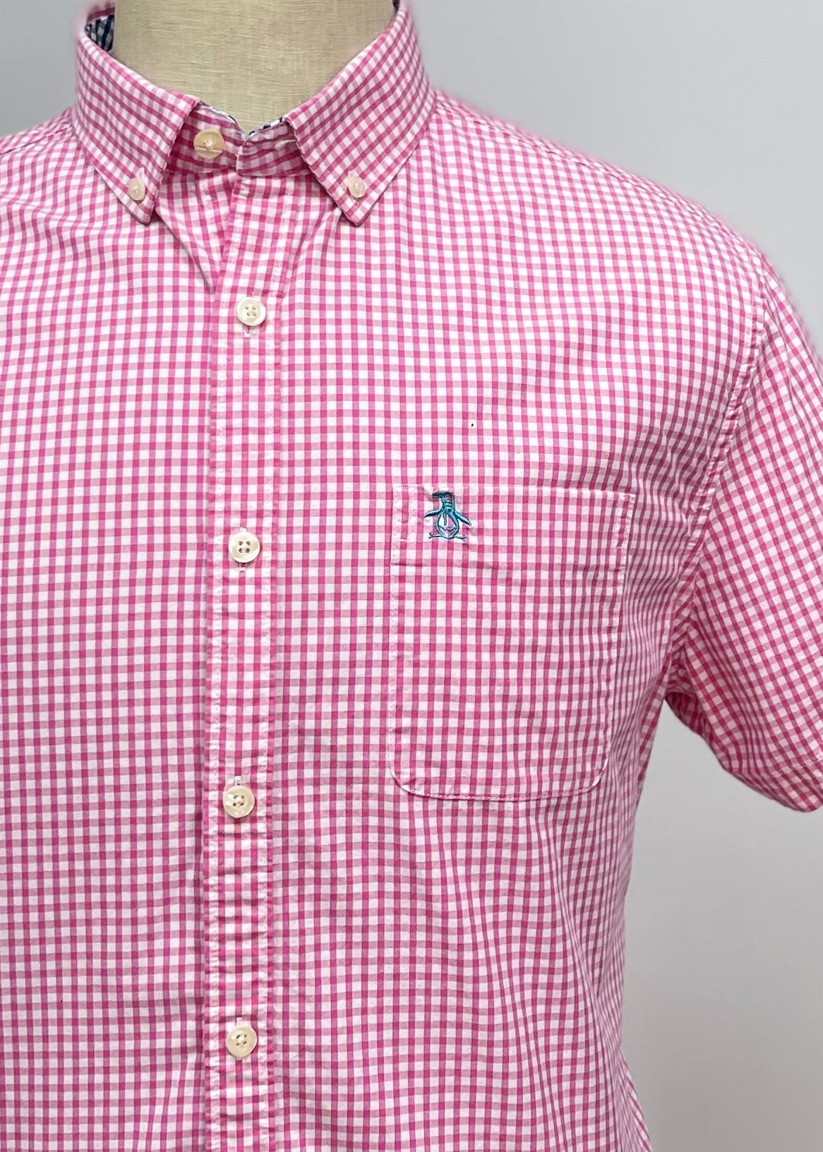 Camisa Original Penguin 🐧 de cuadros en color rosado y blanco Talla L Entalle Slim Fit