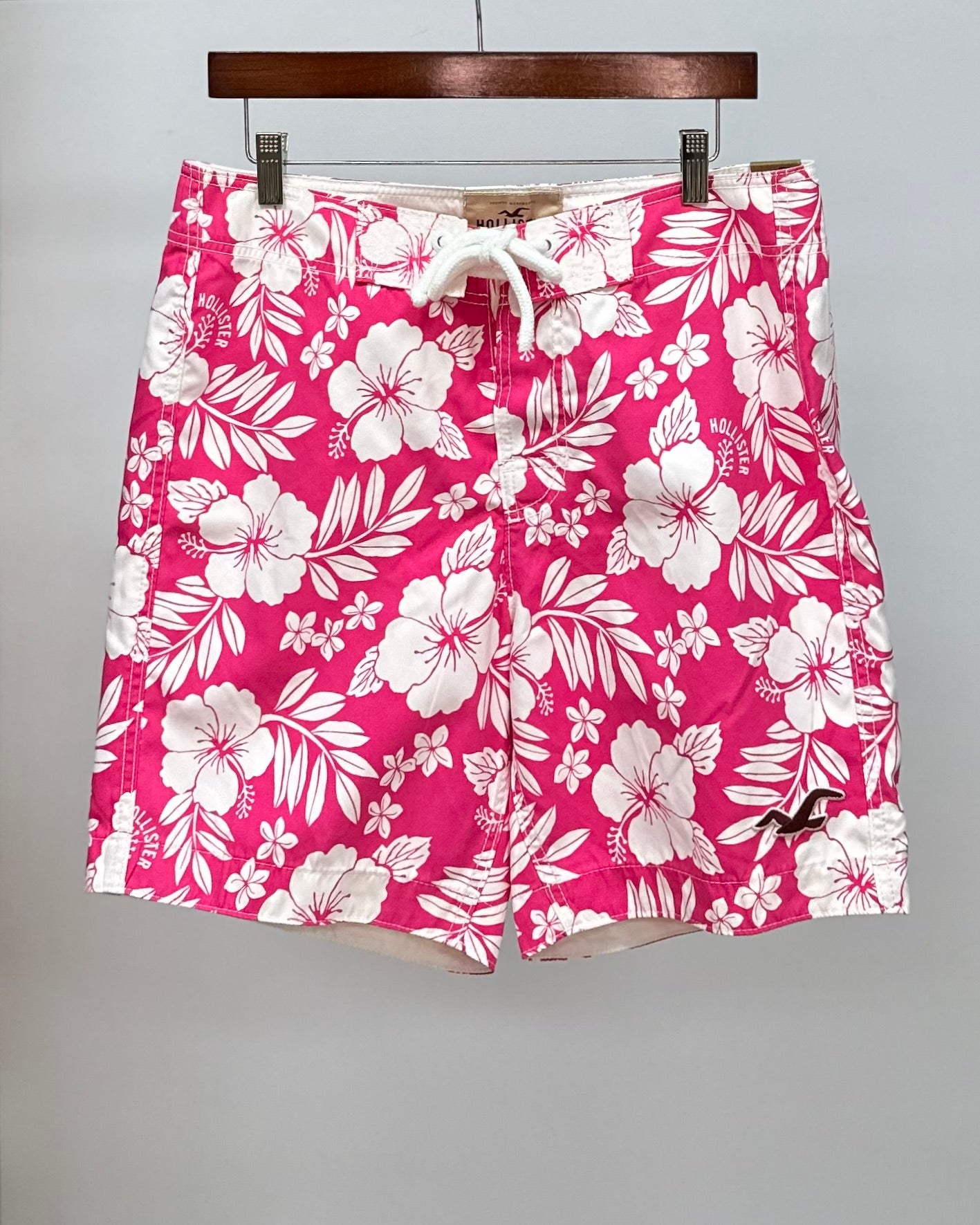 Shorts de baño Hollister en color rosado y blanco con diseño floral talla M