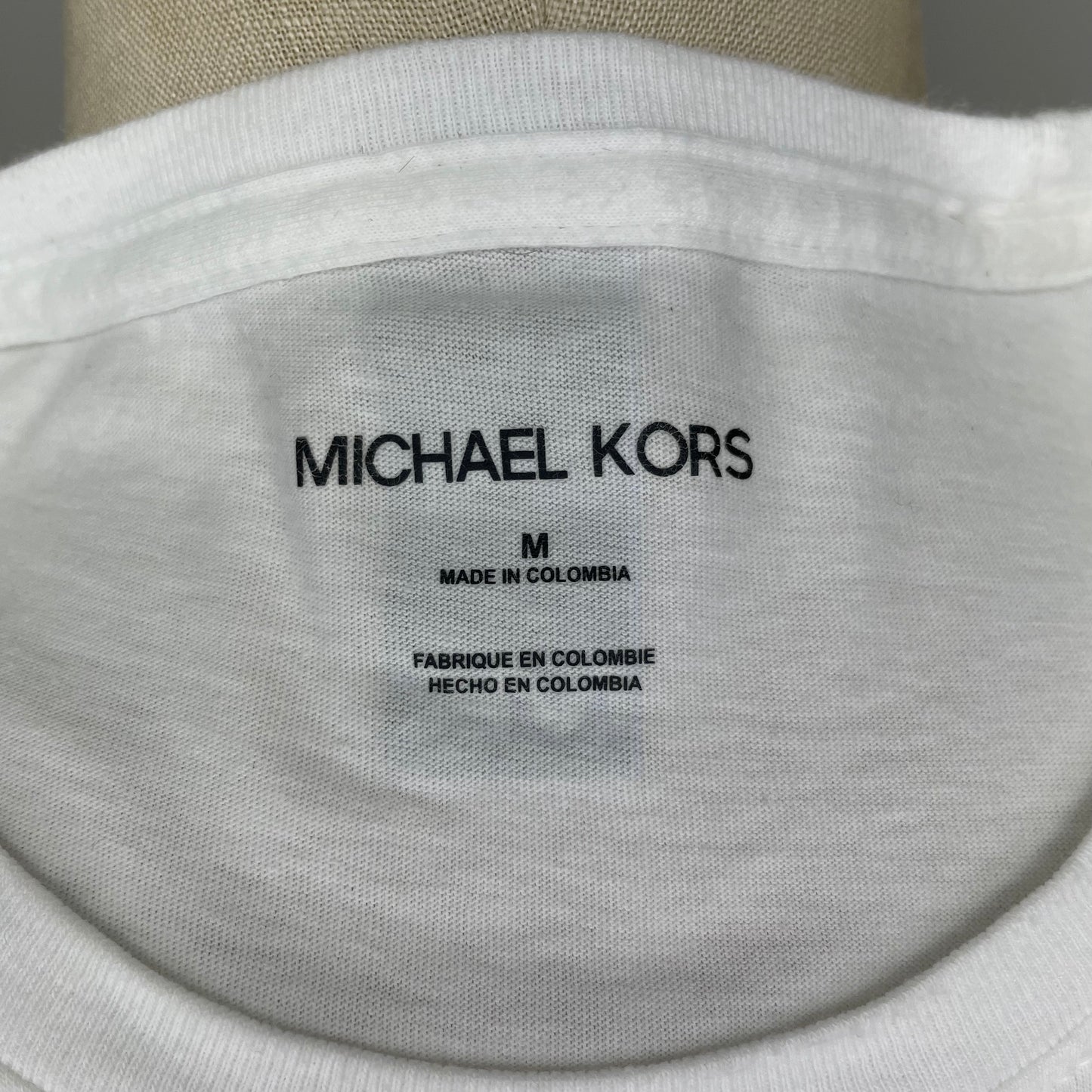 Camiseta cuello redondo Michael Kors color blanco con diseño de hojas en color azul Talla Medium