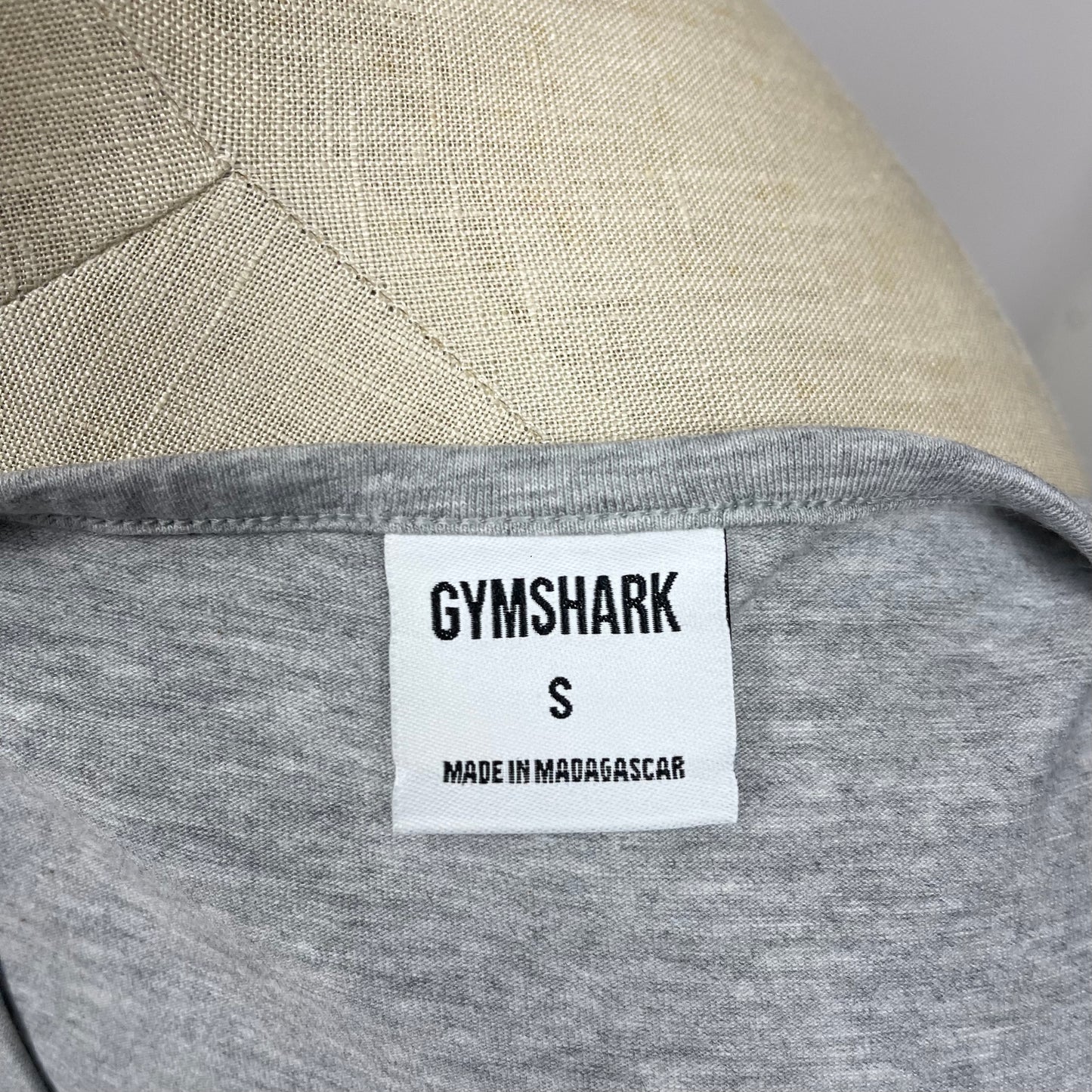 Camiseta de entrenamiento sin mangas Gymshark 🏋🏽 color gris claro y logo en blanco Talla S