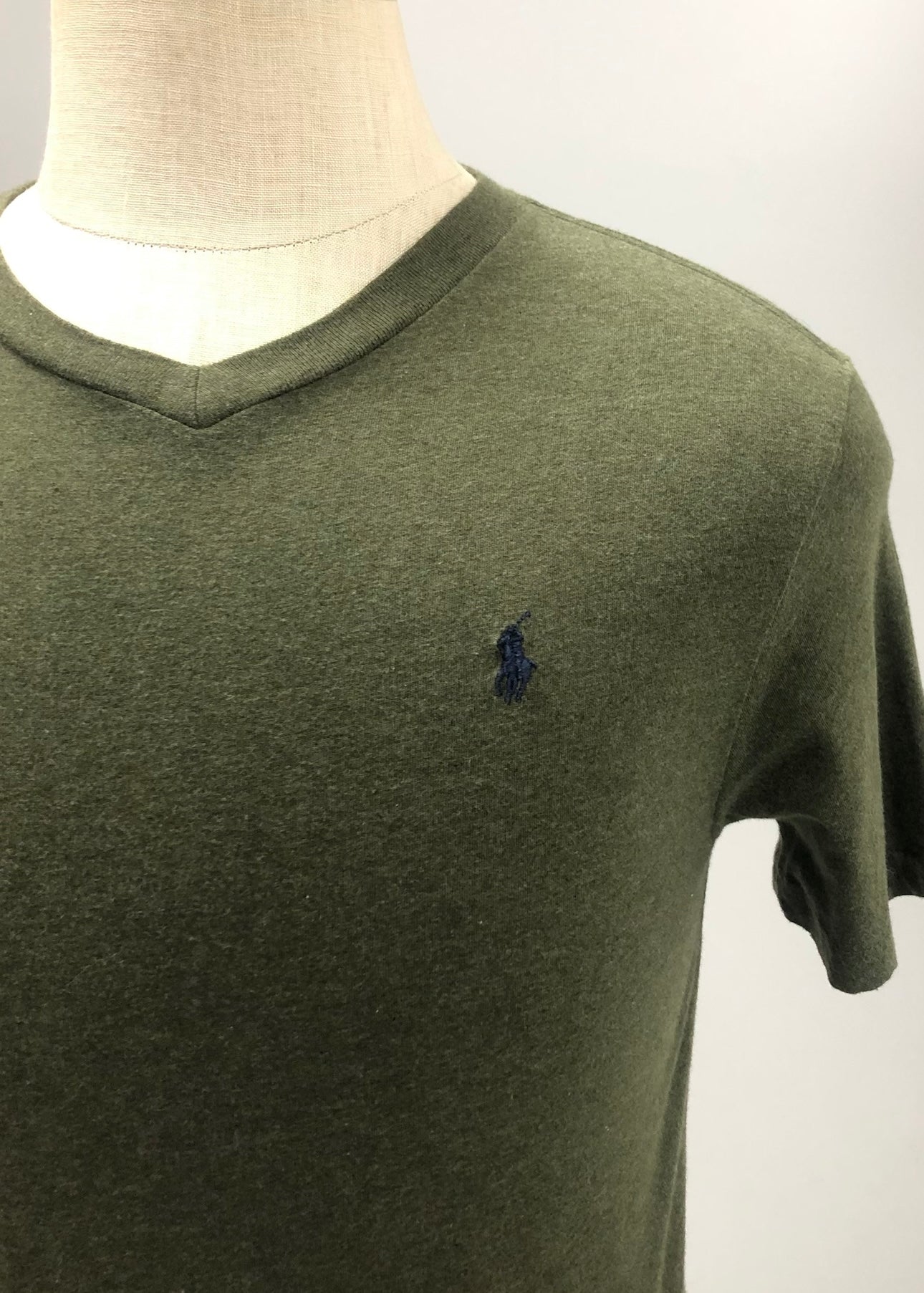 Camiseta cuello V de niño Ralph Lauren 🏇🏼 Color verde olivo Talla L (14-16) Entalle Regular