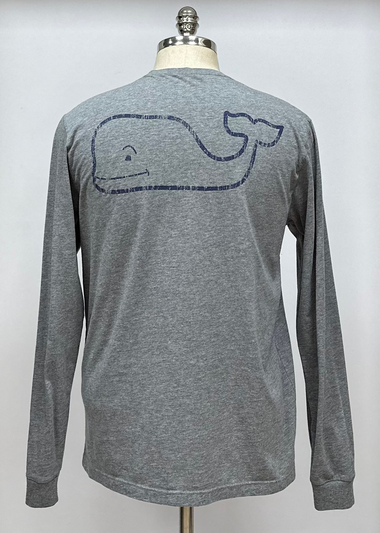 Camiseta cuello redondo Vineyard Vines 🐳 color gris oscuro con Diseño de ballena en bolsillo Talla Medium