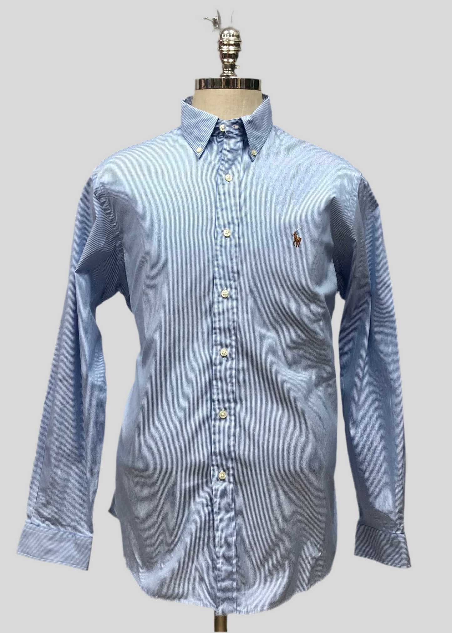 Camisa Polo Ralph Lauren 🏇🏼 con patron de rayas finas en color celeste y blanco Talla L Entalle Custom Fit