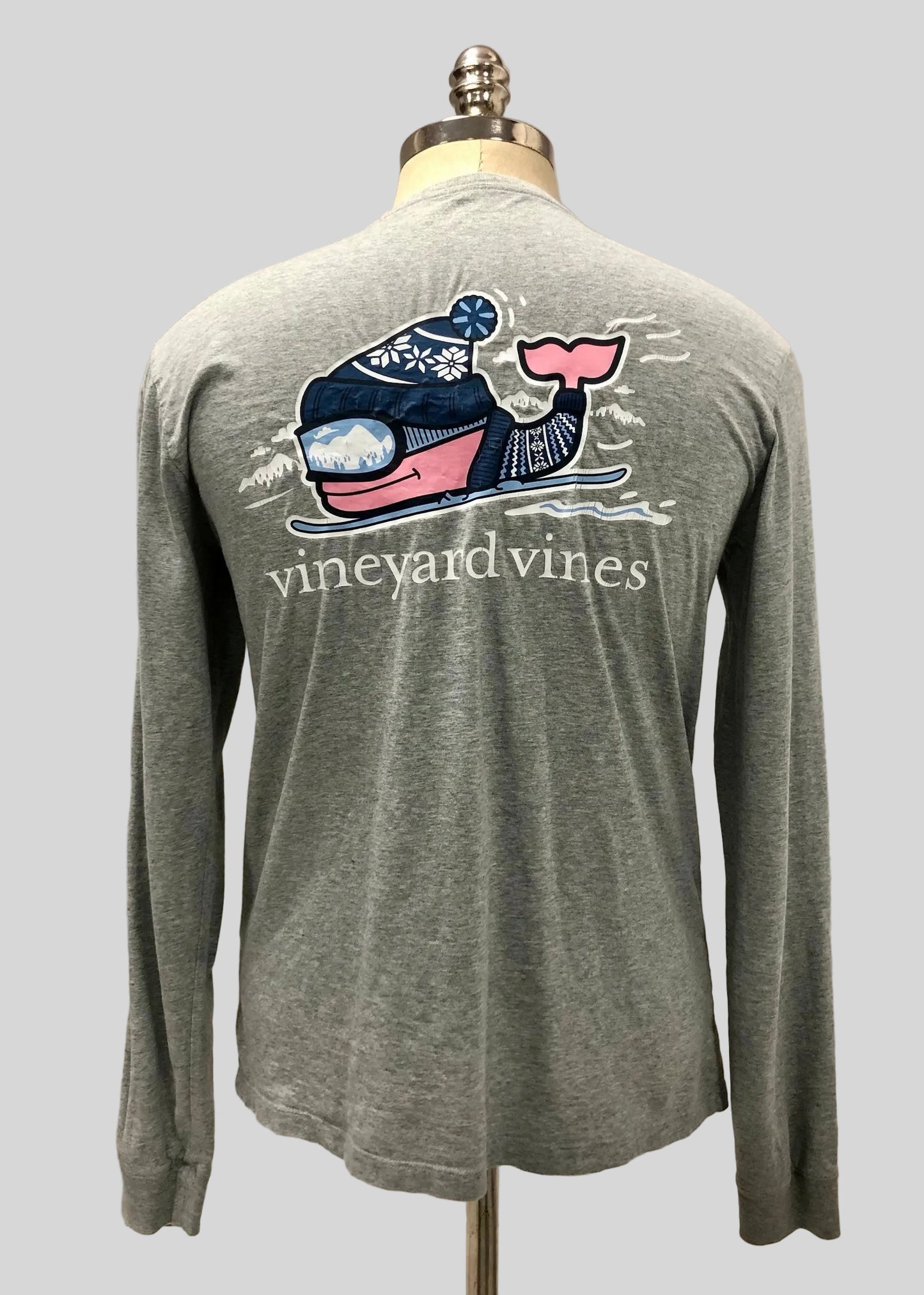 Camiseta cuello redondo Vineyard Vines 🐳 color gris con logo de ballena esquiando Talla S (ver descripción)