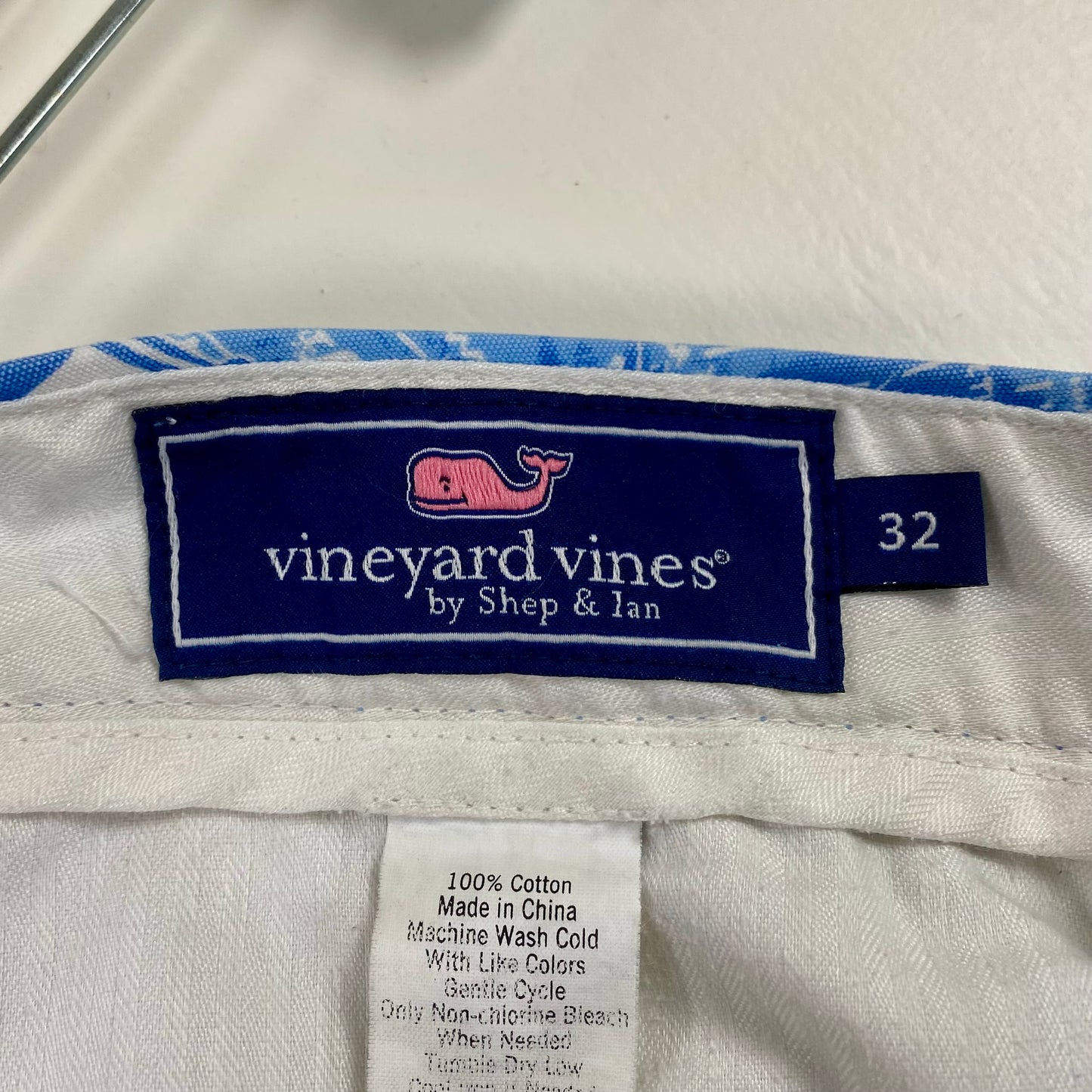 Short Casual Vineyard Vines 🐳 color celeste y azul con diseño de nautico talla 32