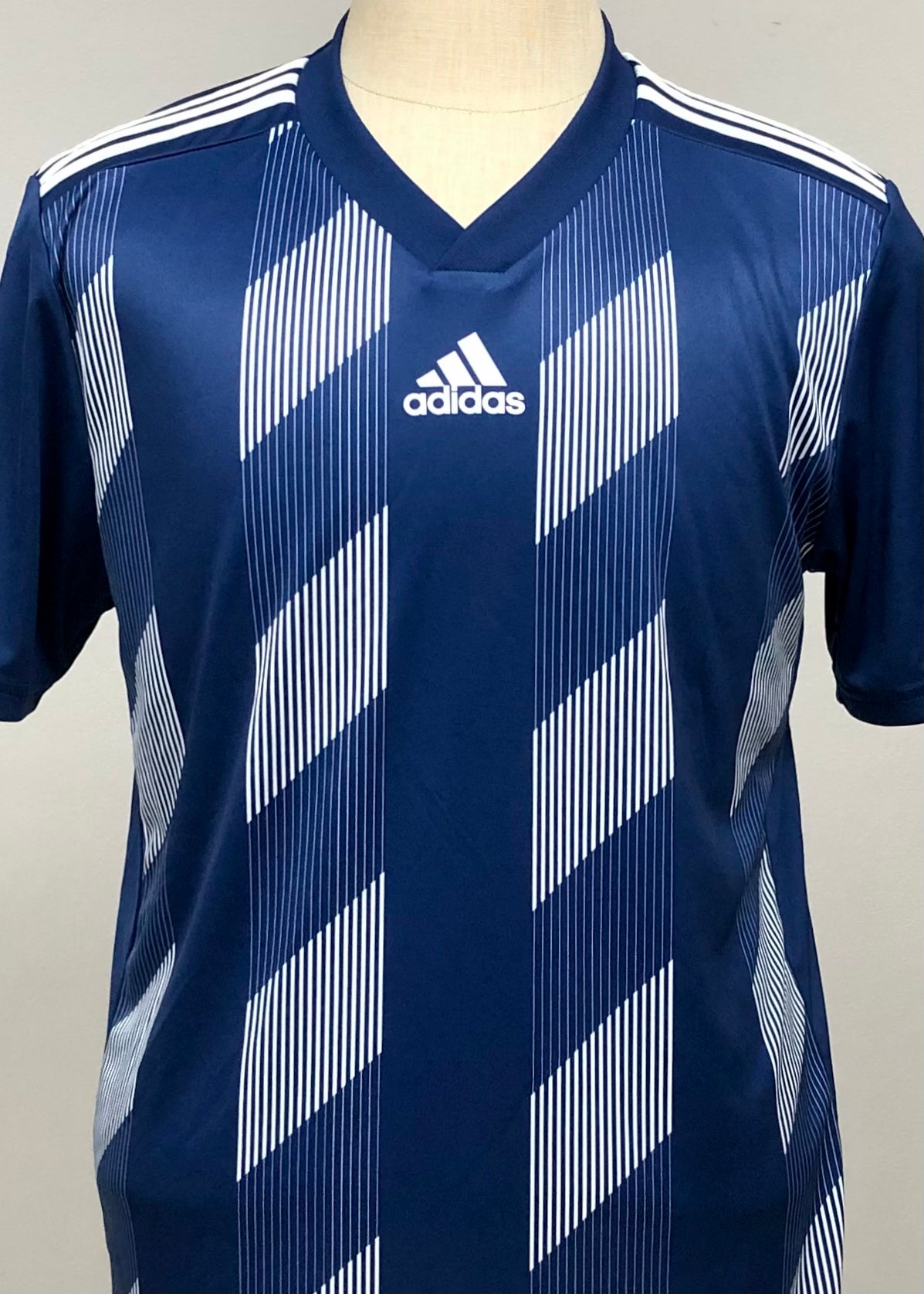 Camiseta de entrenamiento Adidas ⚽️ Patron de rayas en azul y blanco Talla Large