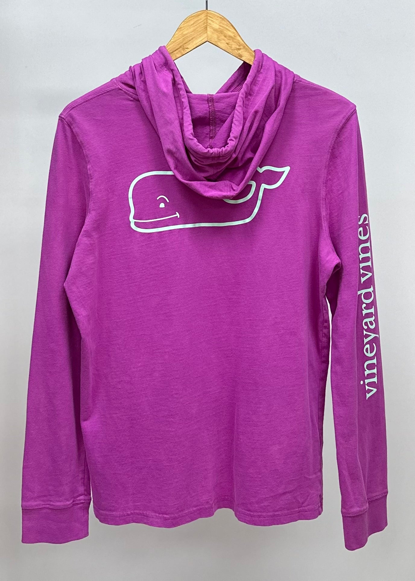 Camiseta con capucha de mujer Vineyard Vines 🐳 color fucsia y logo en blanco con bolsillo Talla M