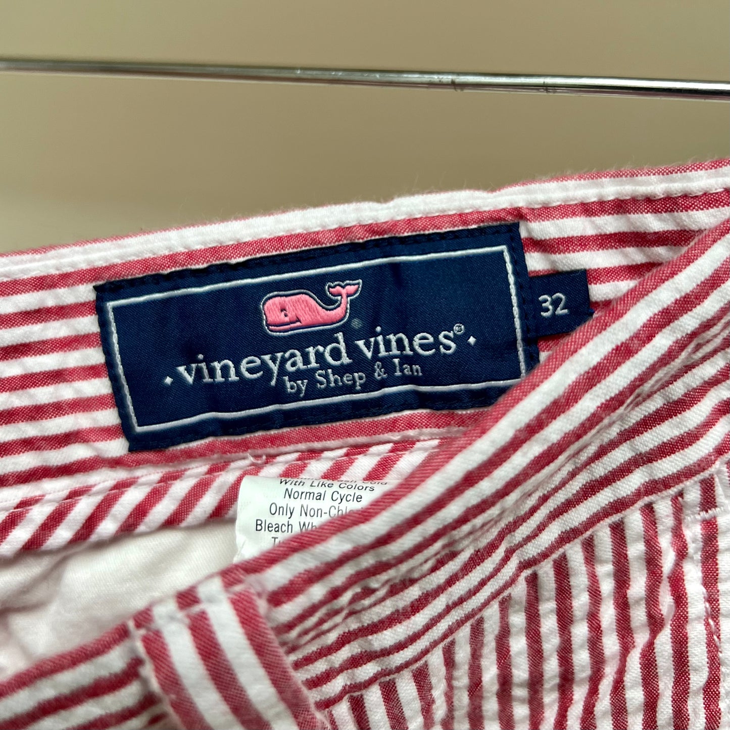 Short Casual Vineyard Vines 🐳 seersucker de rayas en color rojo y blanco talla 32