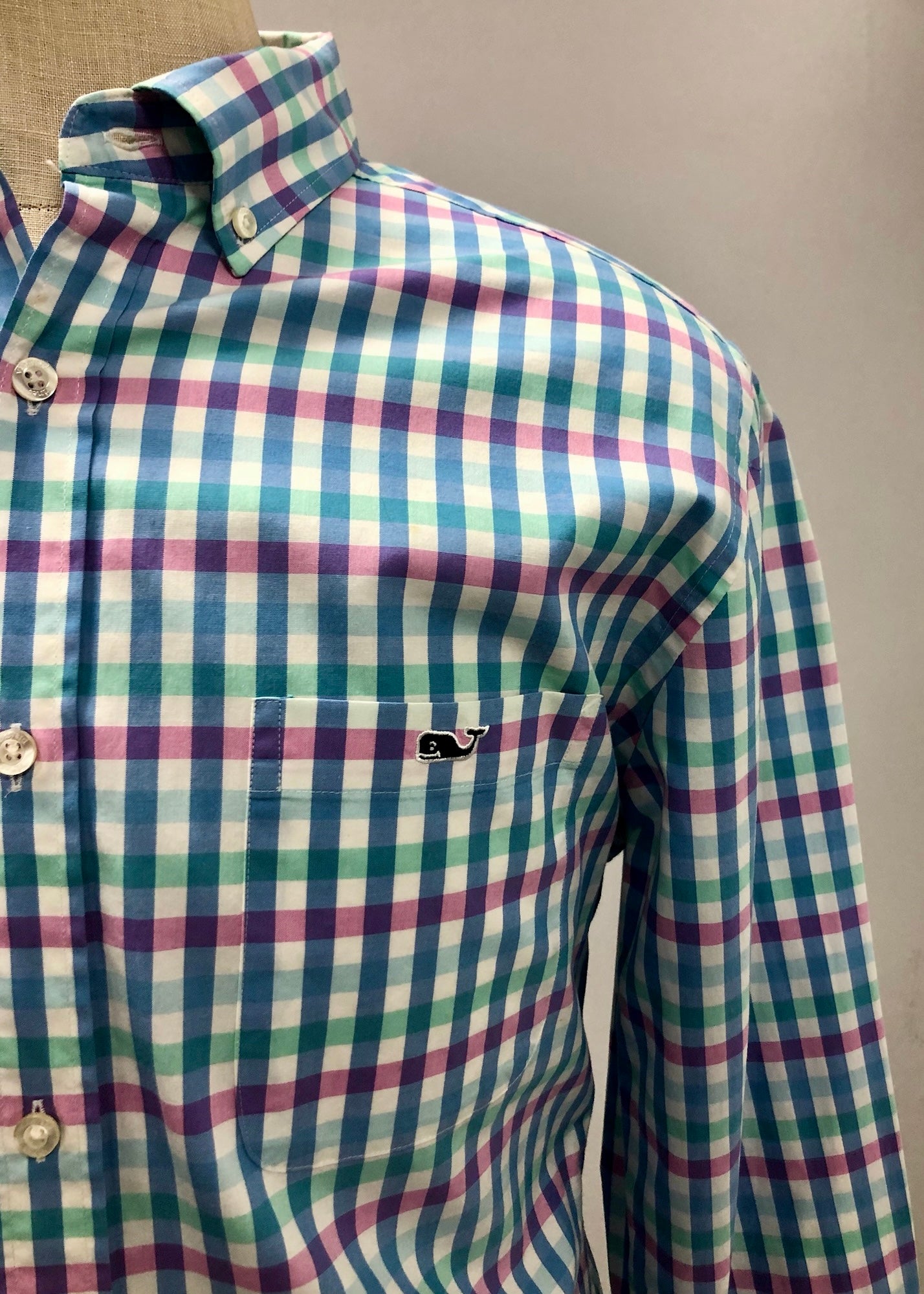 Camisa Vineyard Vines 🐳 Color blanco de cuadros en color rosado, azul y turquesa Talla M Entalle Clásico