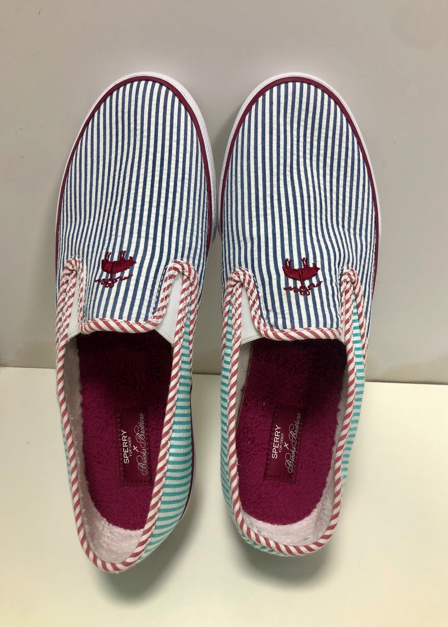 Zapatillas Casuales Brooks Brothers 🐑 De rayas multicolor con detalle de logo en rojo Talla 10